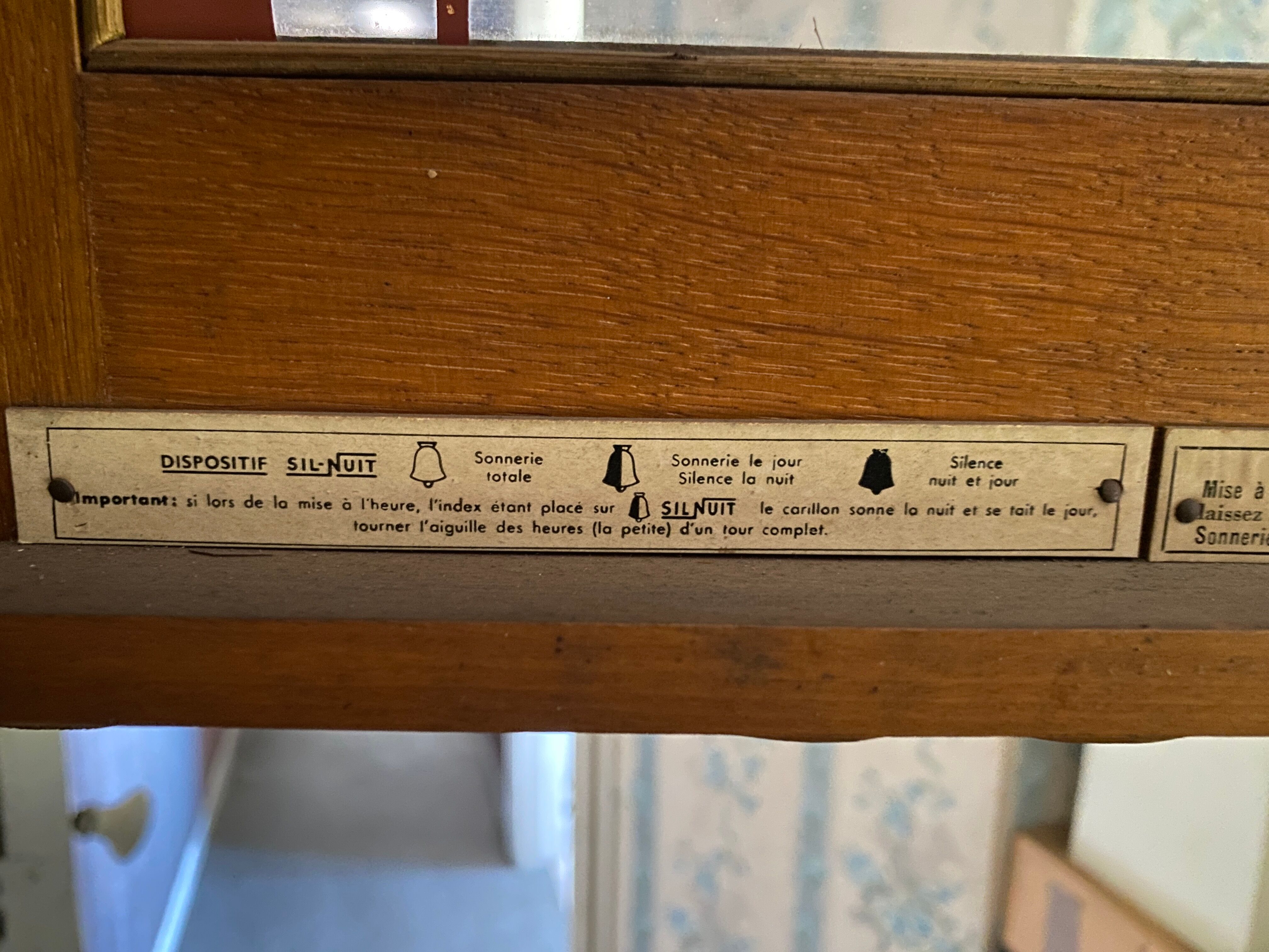 Carillon clock Featured