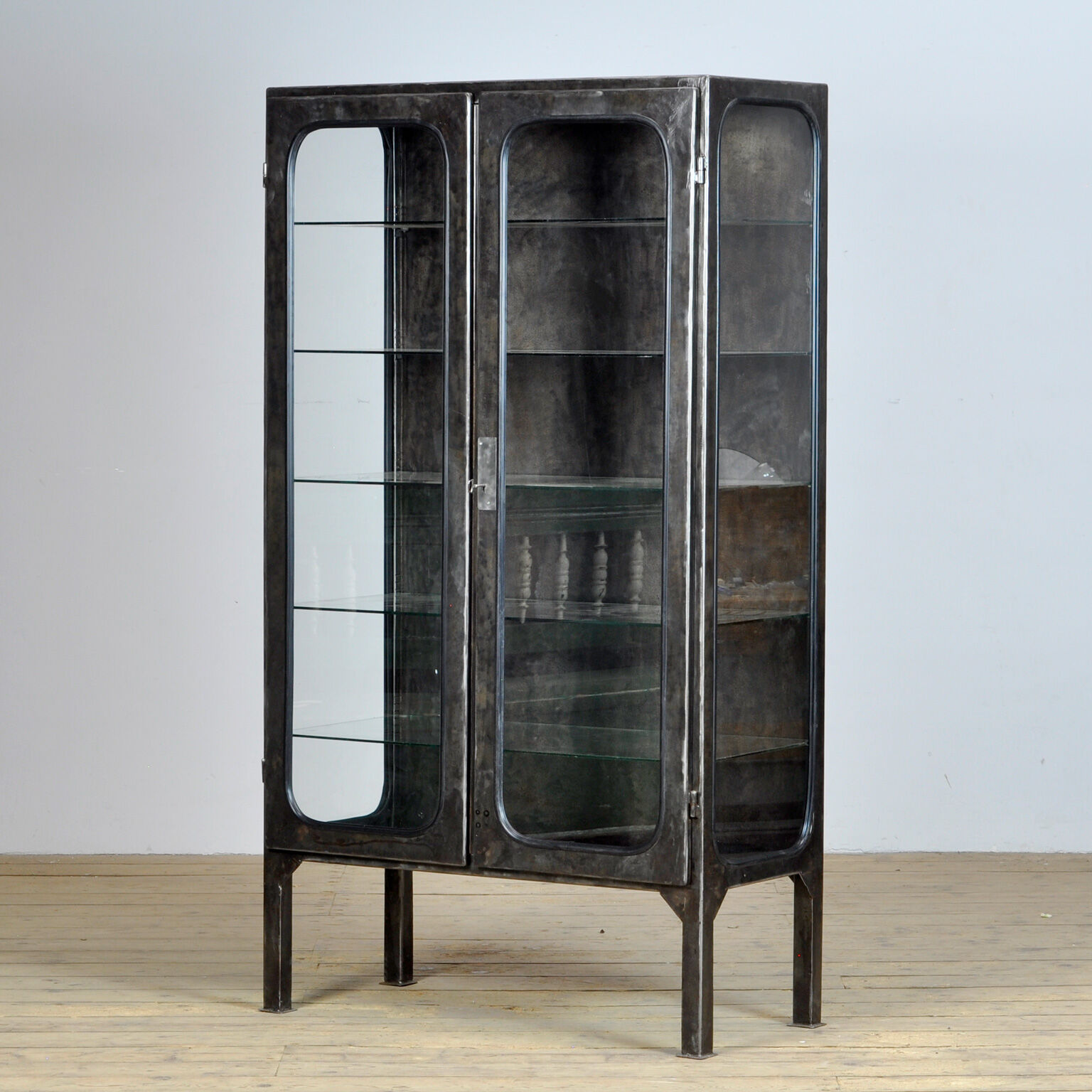 Armoire médicale vintage en verre et fer années 1970