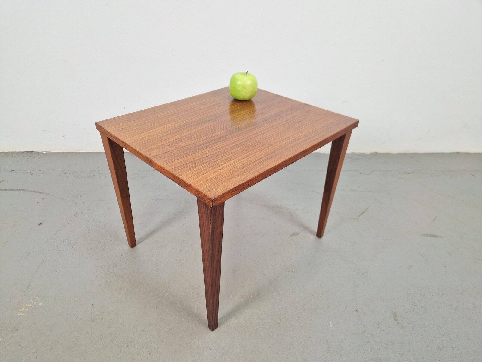Table d'appoint en teck de HM Møbel, Danemark, années 1960.
