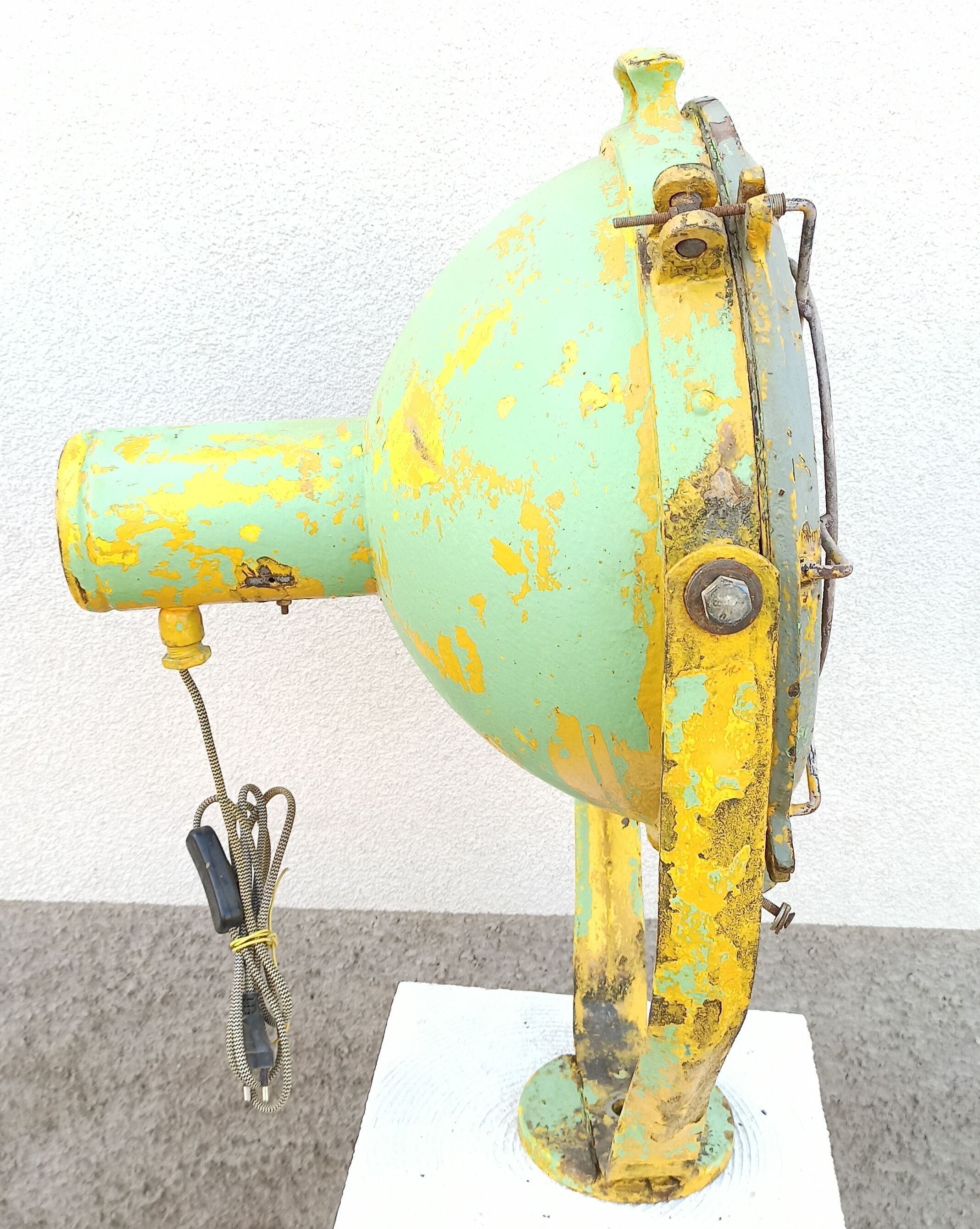 Ancienne lampe projecteur de bateau