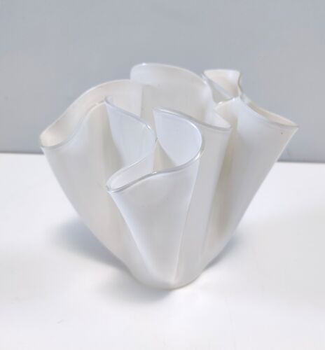 Vase en verre blanc postmoderne « Fazzoletto » de Giorgio Berlino, Italie