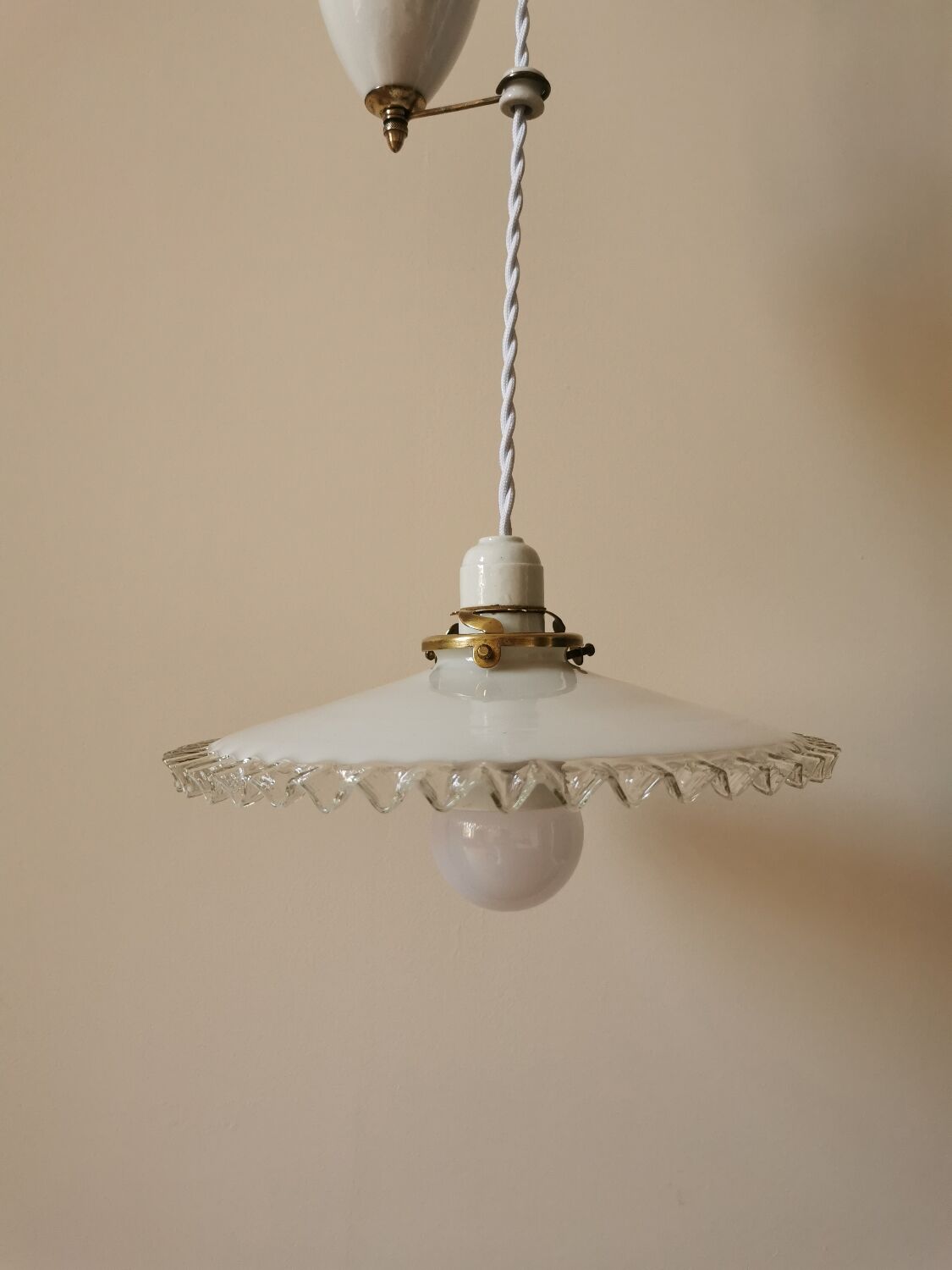 Opaline suspension with up and down