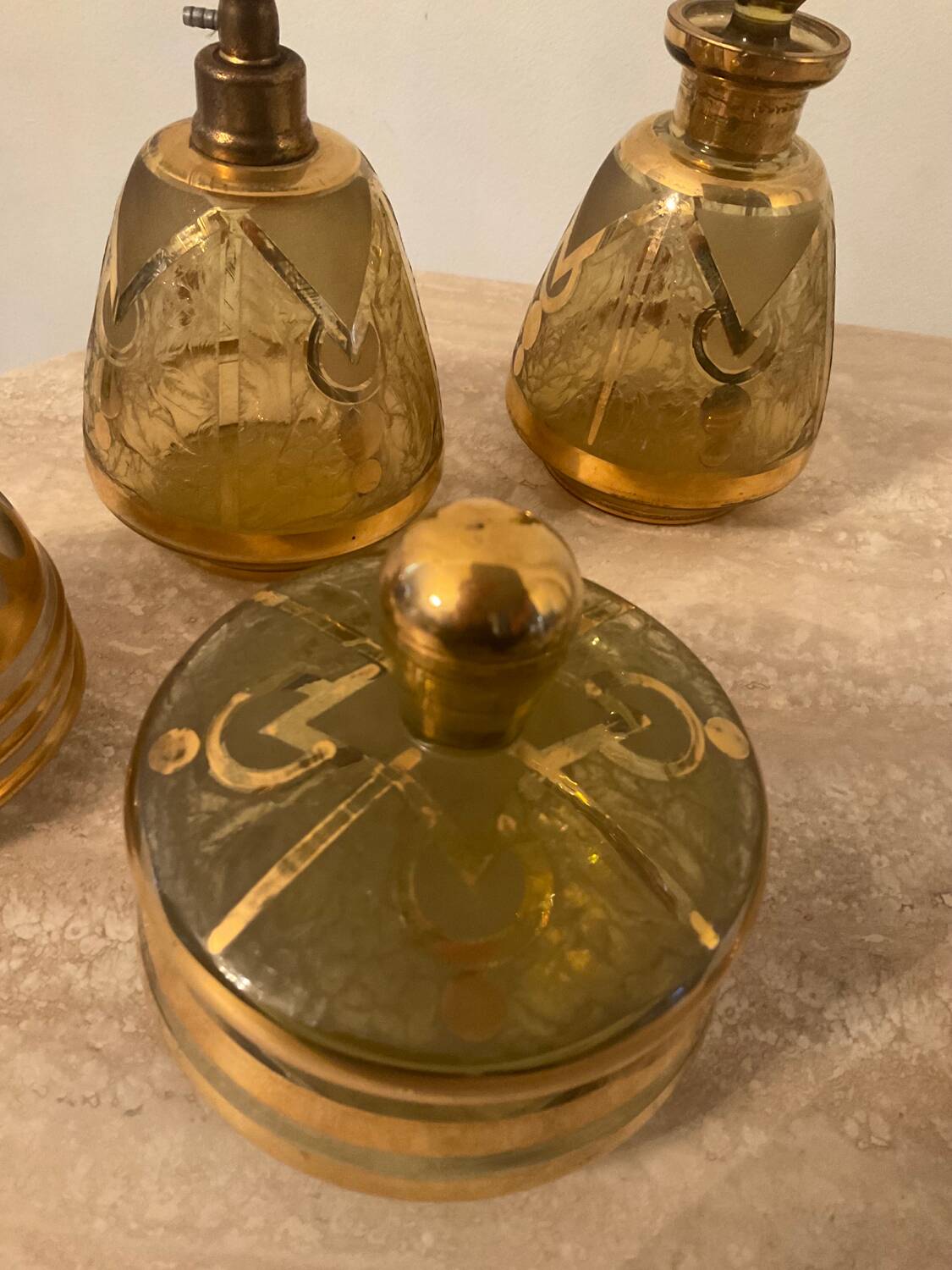 Ensemble de flacons Art Déco en verre ciselé