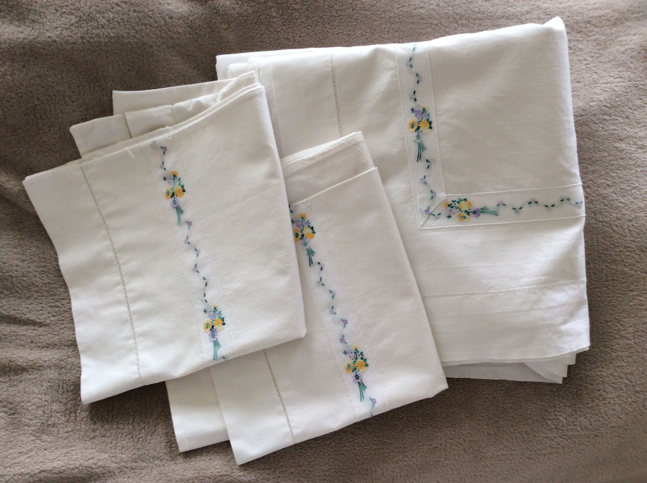 Sheet and pillowcases with small flower embroidered braid
