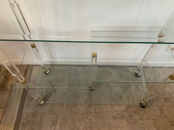 Desserte Hollywood Regency en lucite et laiton