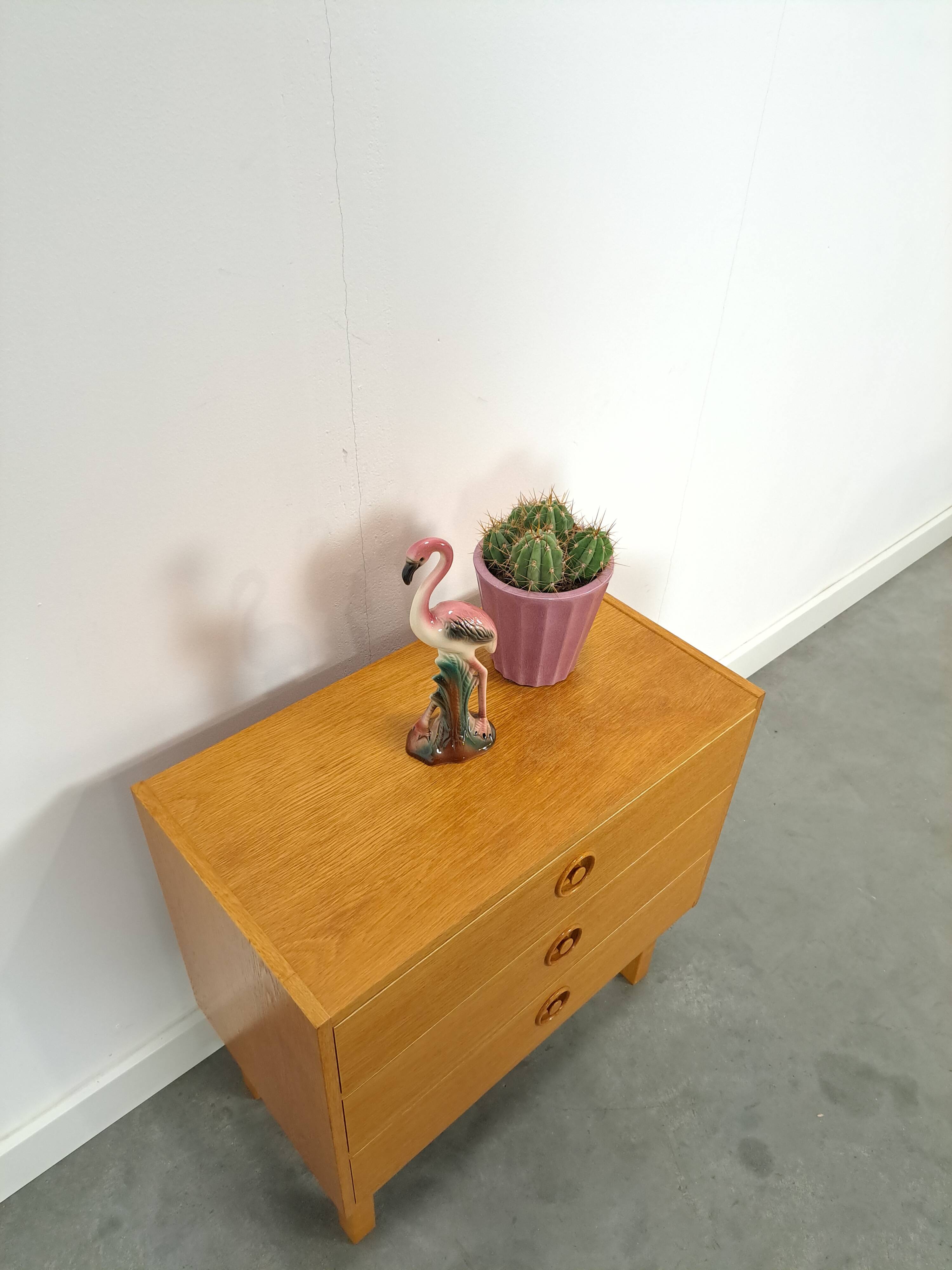 Commode en placage avec poignées rondes de Suède