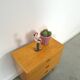 Commode en placage avec poignées rondes de Suède