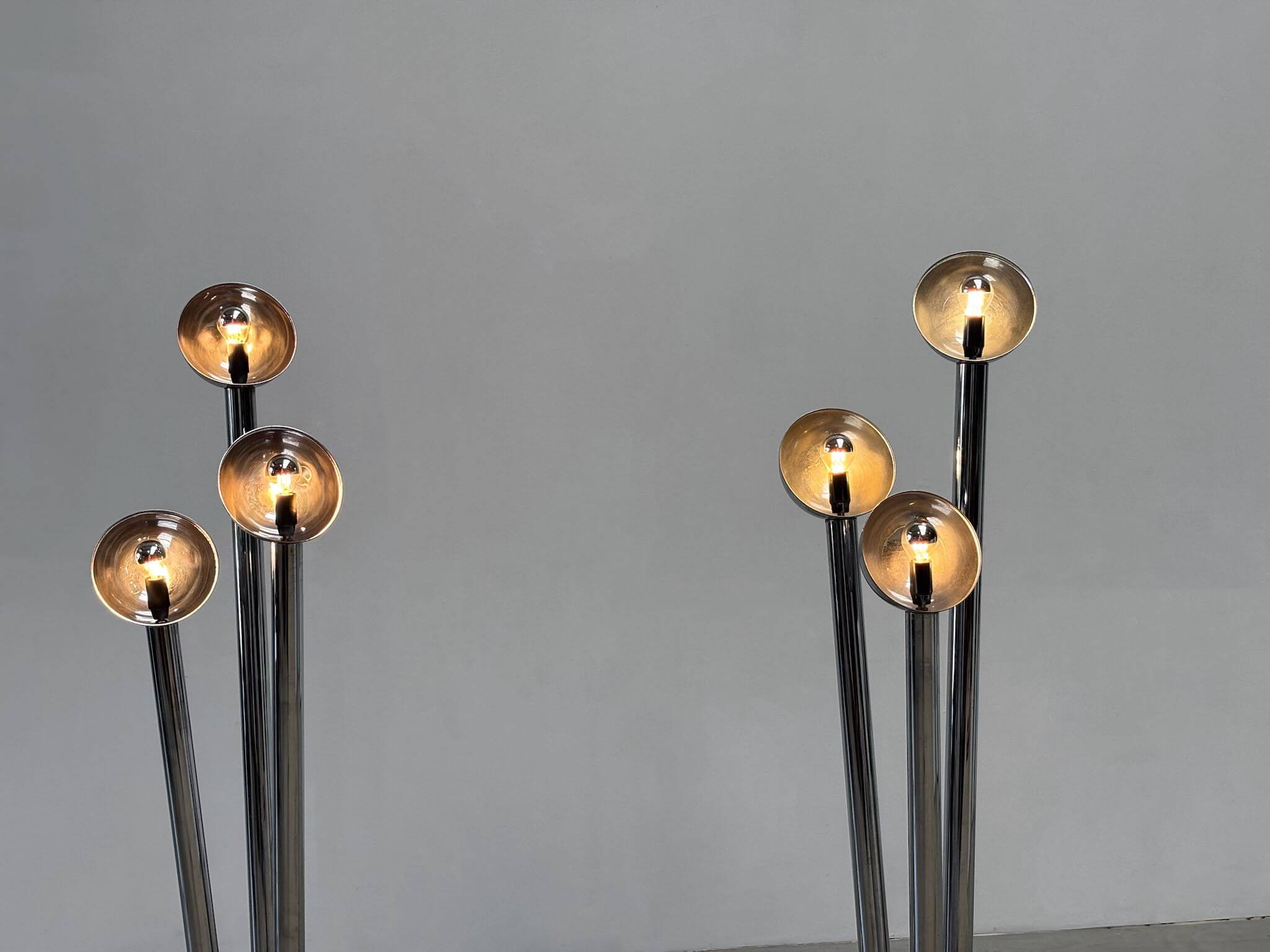 Paire de rares lampadaires chromés de Jules Dewaele