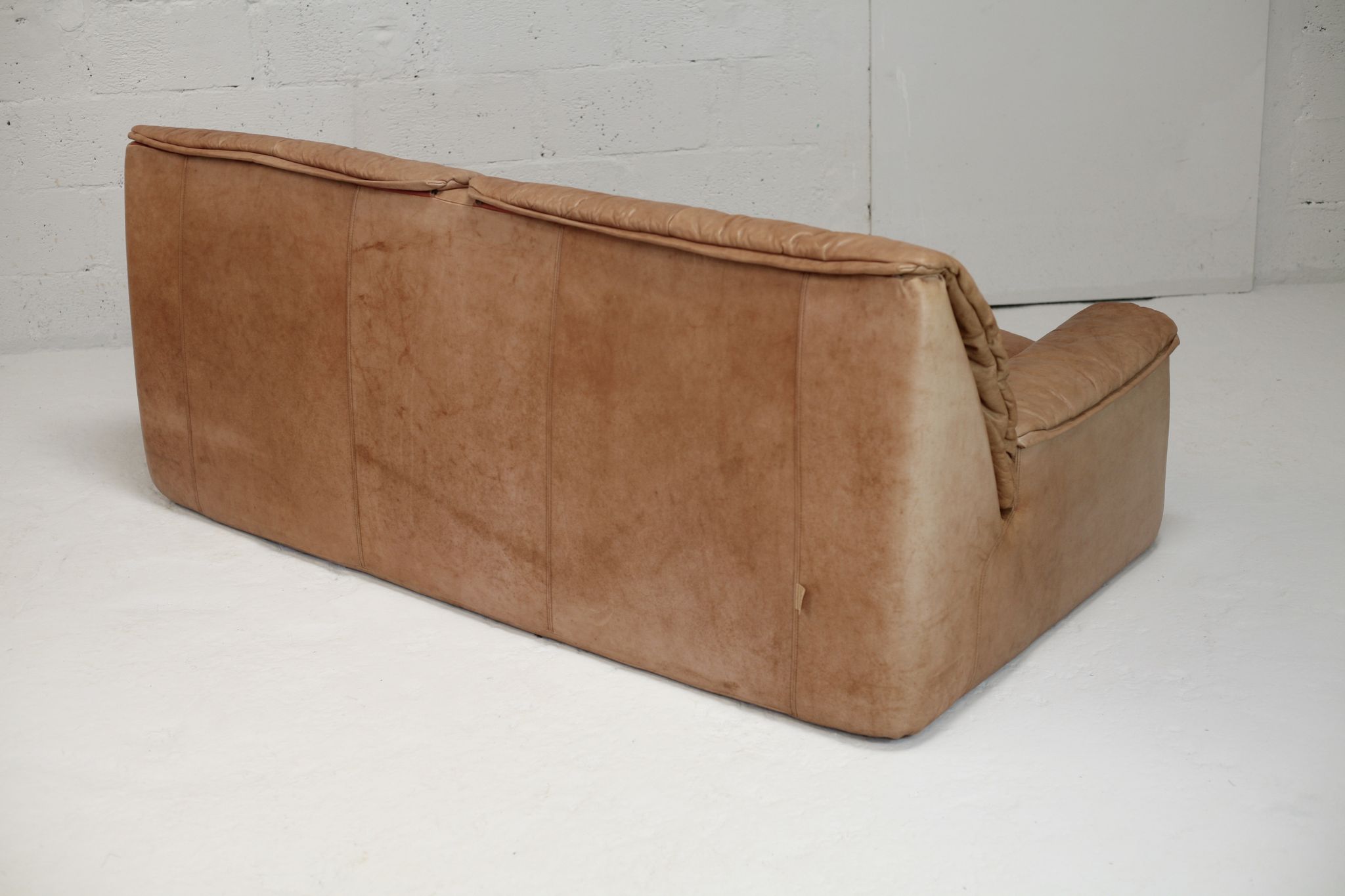 Cinna sofa. Circa 1970. Foam and "caramel" leather. 3 seats.