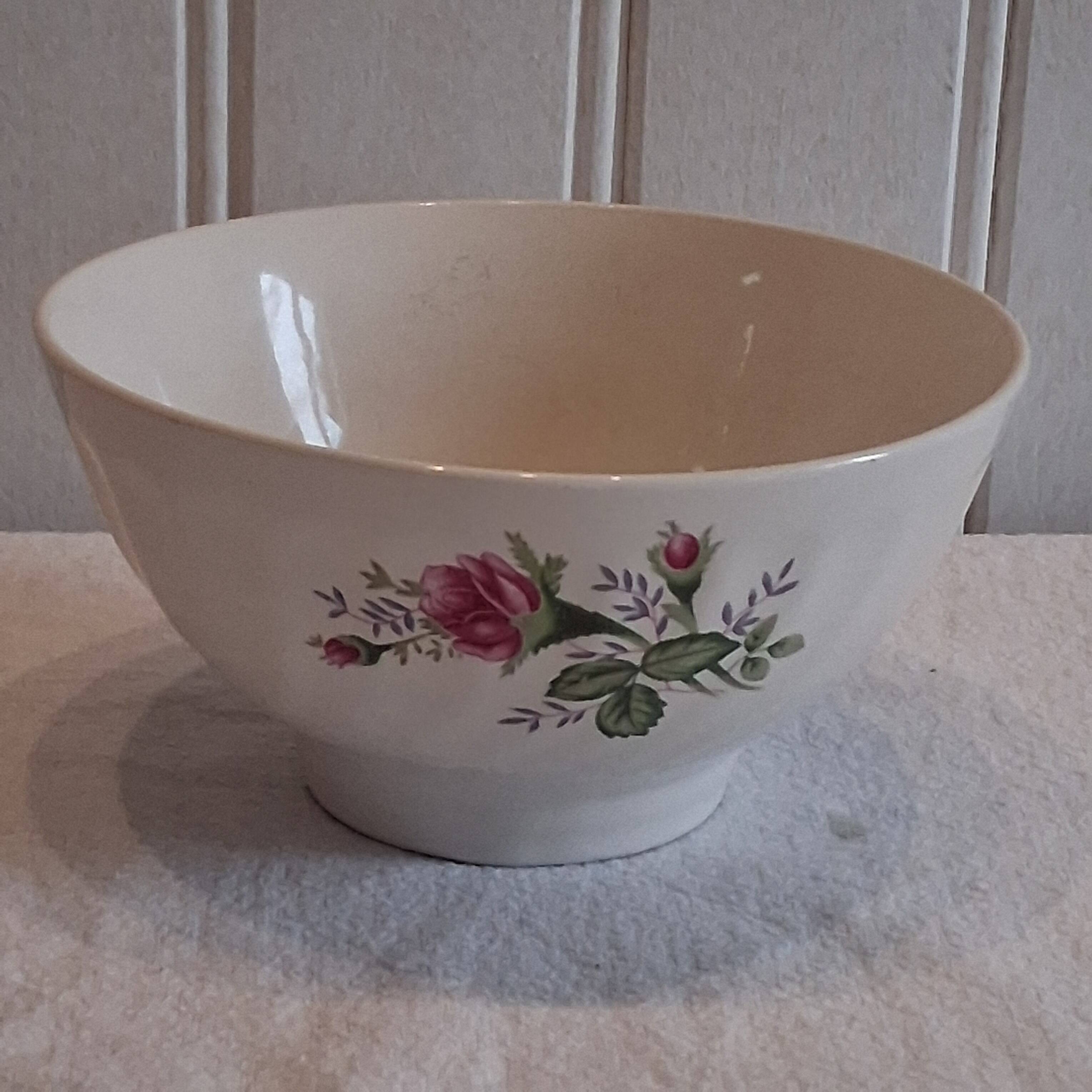Very nice porcelain bowl in good condition.