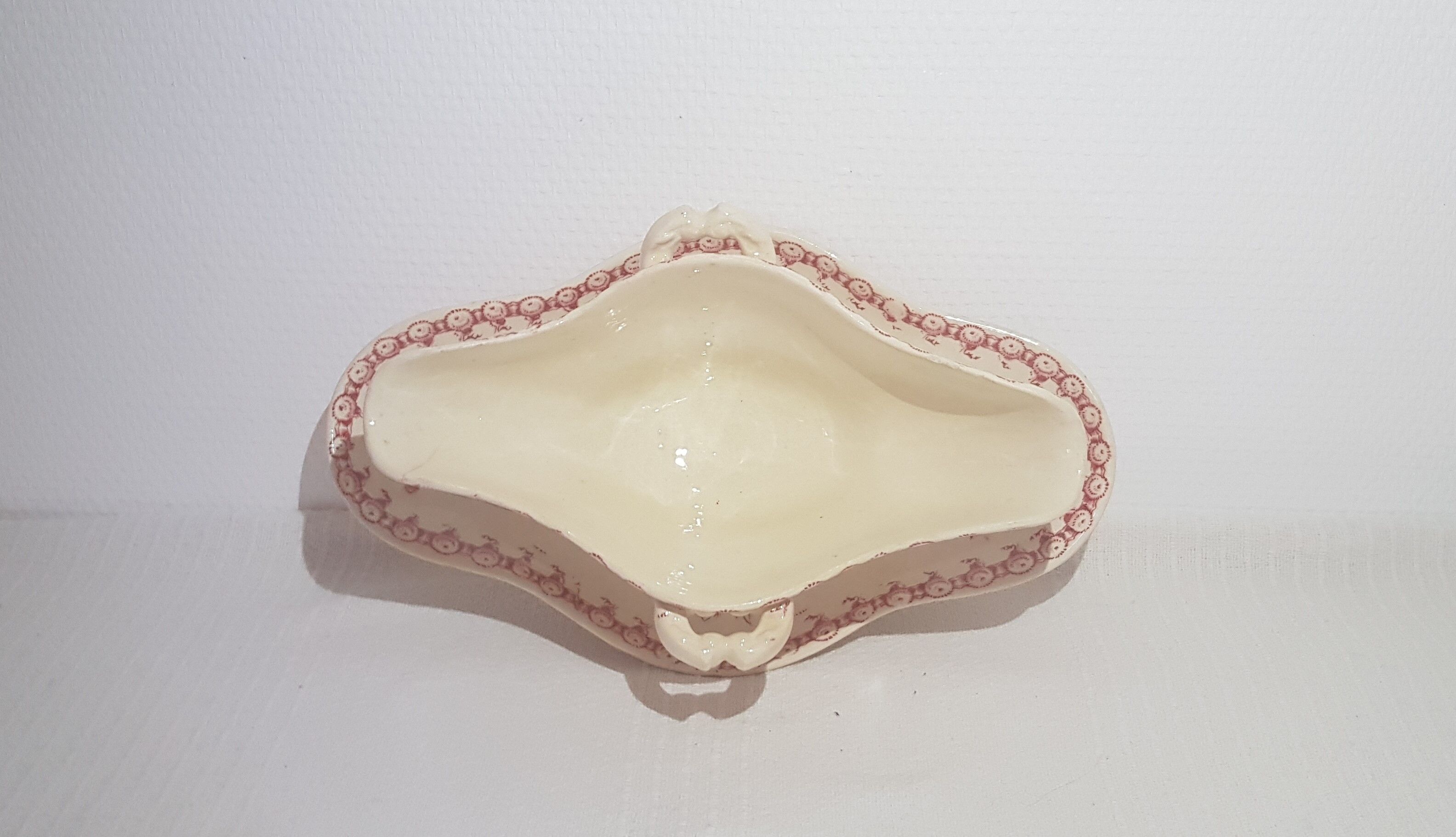 Saucière in opaque porcelain of Gien model thistles, iron earth.