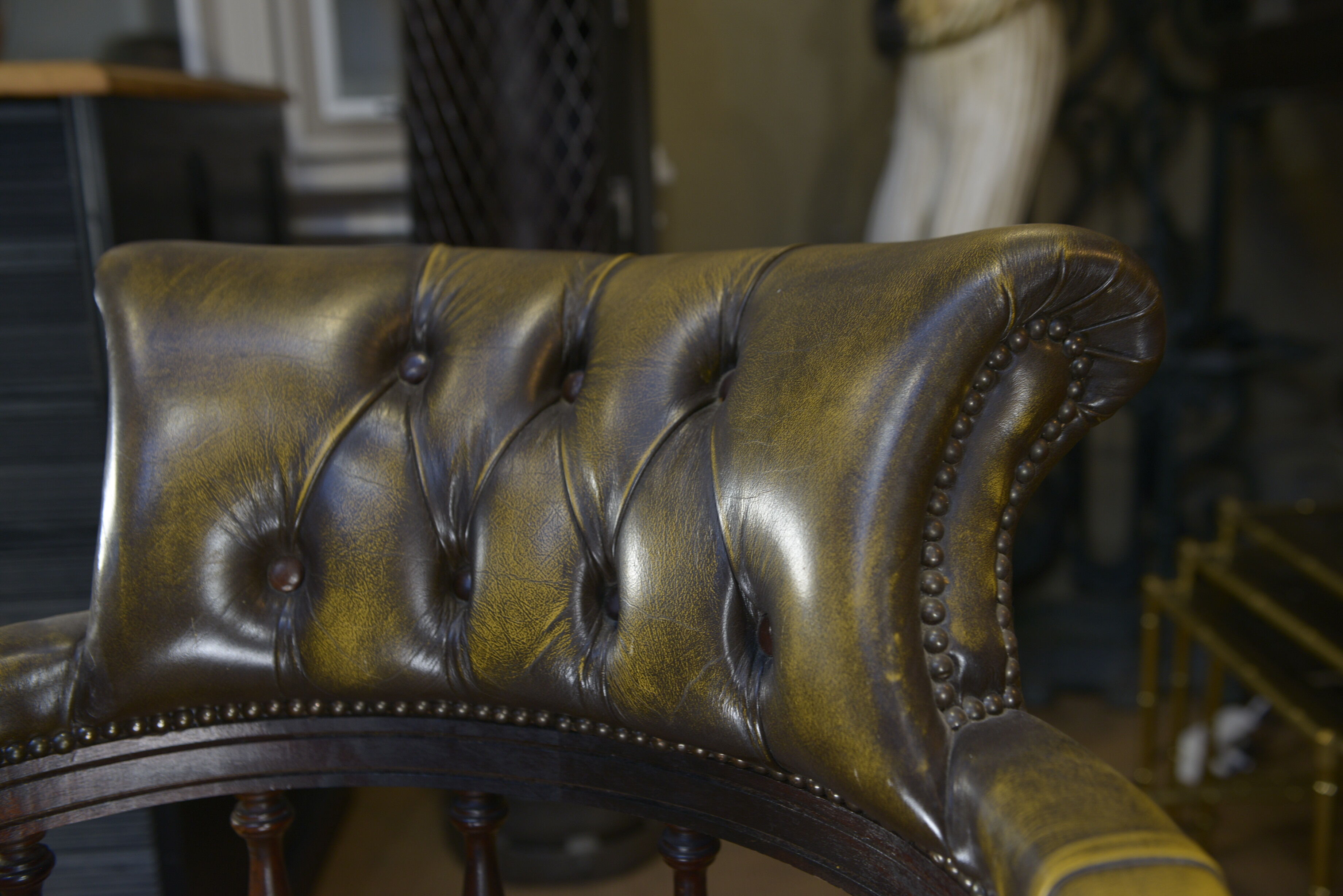 Fauteuil de bureau tournant en acajou et cuir capitonné , des années 1960