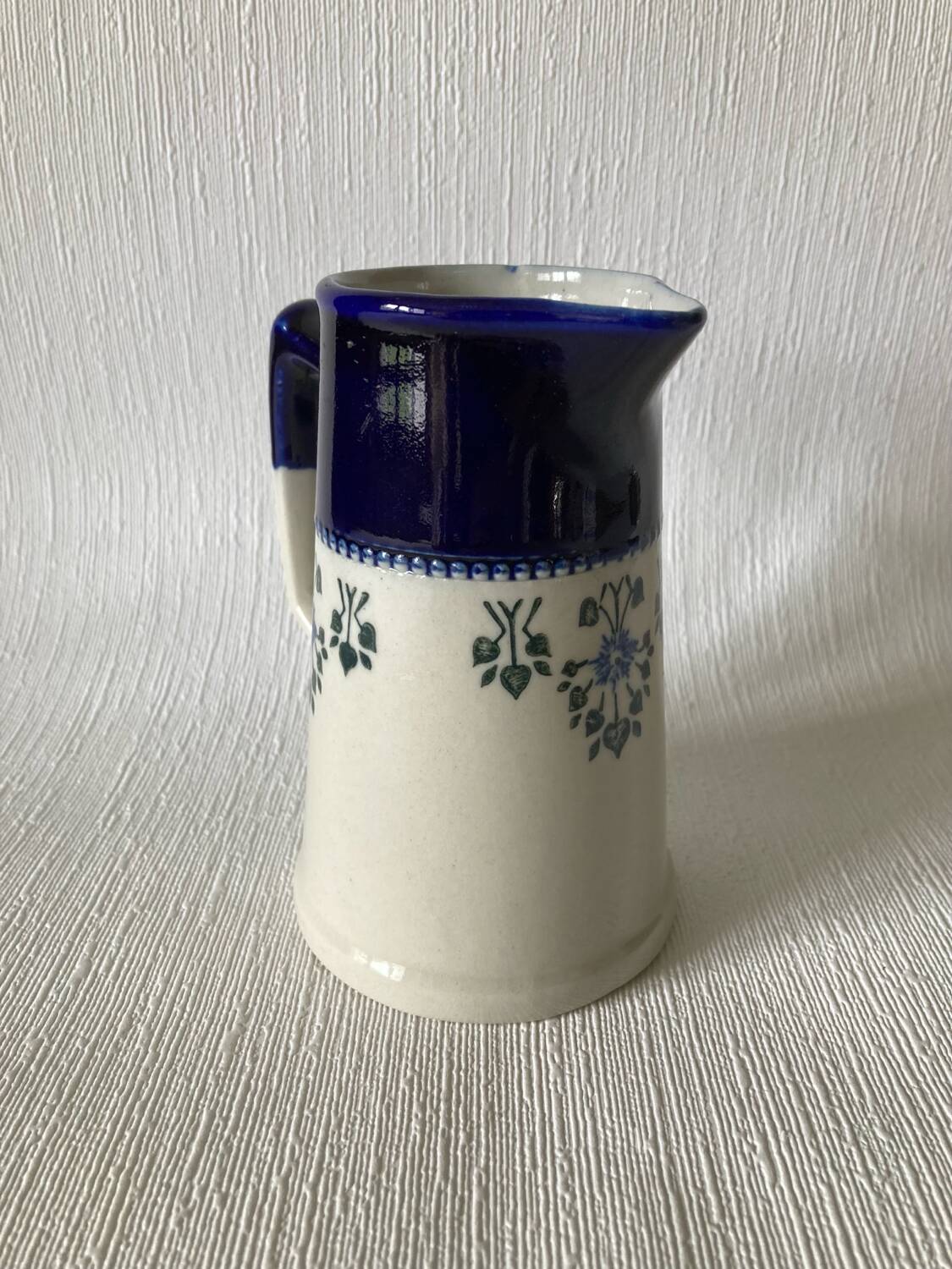 Pichet Saint-Uze en terre d’acier bleu, blanc et à décor floral