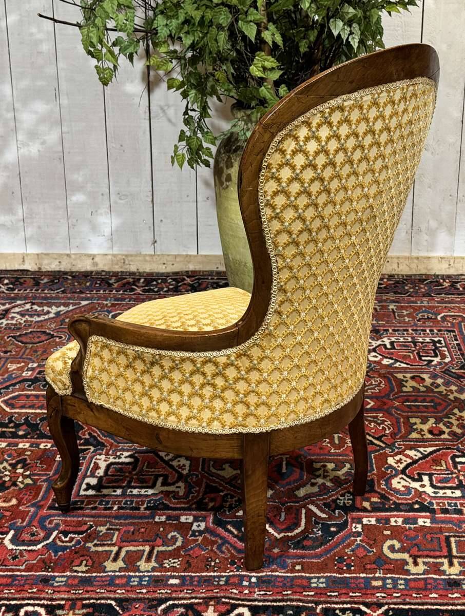Napoleon III armchair from the 19th century in walnut.