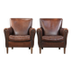 Ensemble de deux fauteuils en cuir de mouton vintage au caractère marqué.