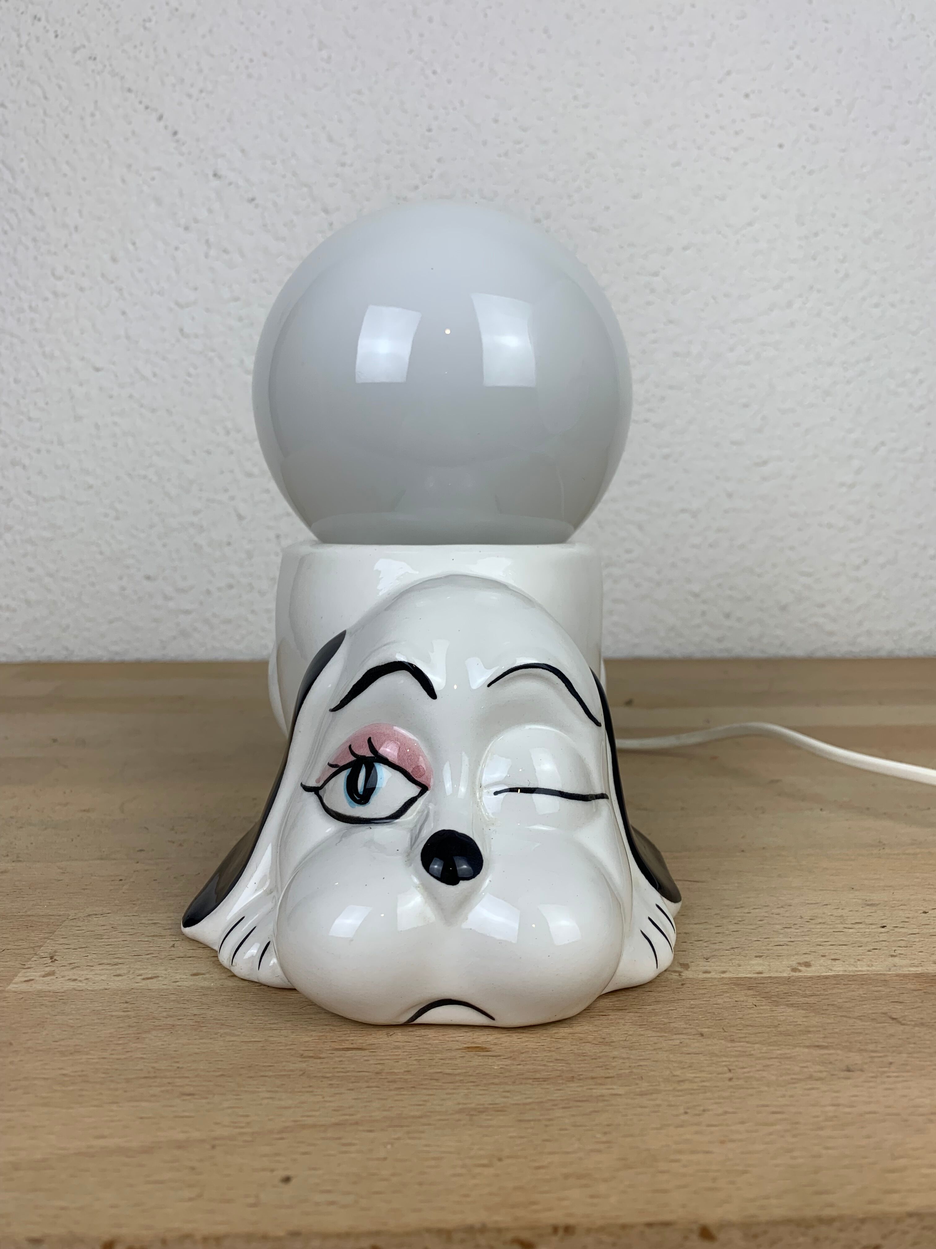 Lampe chien en céramique et globe opaline