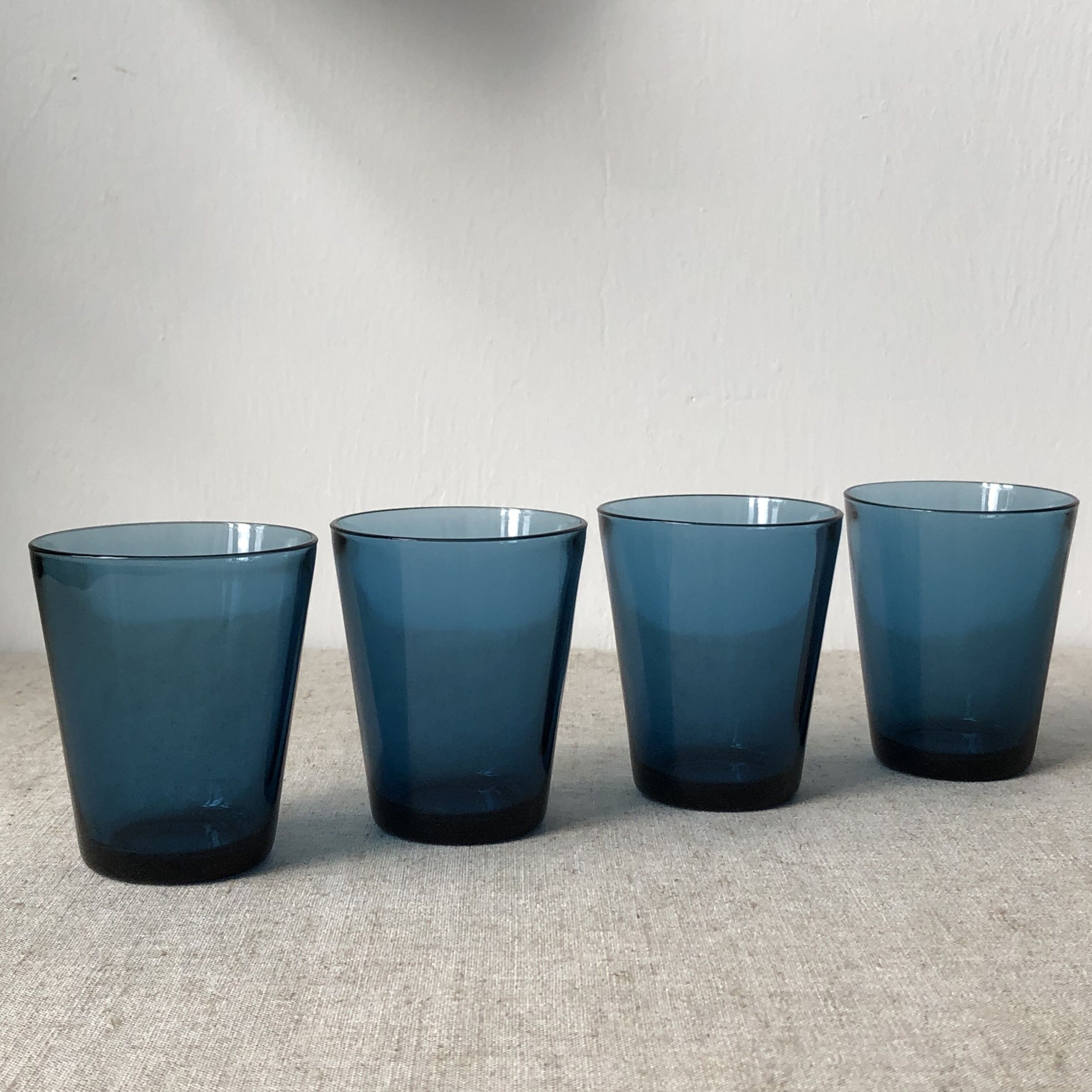 Set of 4 blue translucent water glasses, very thick glass base, sixties model, Vereco FR