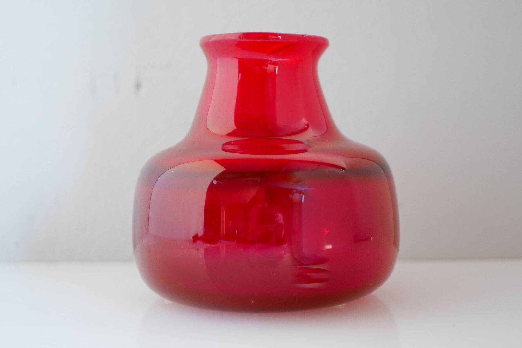 Red glass vase by Erik Höglund for Bodafors, 1960s