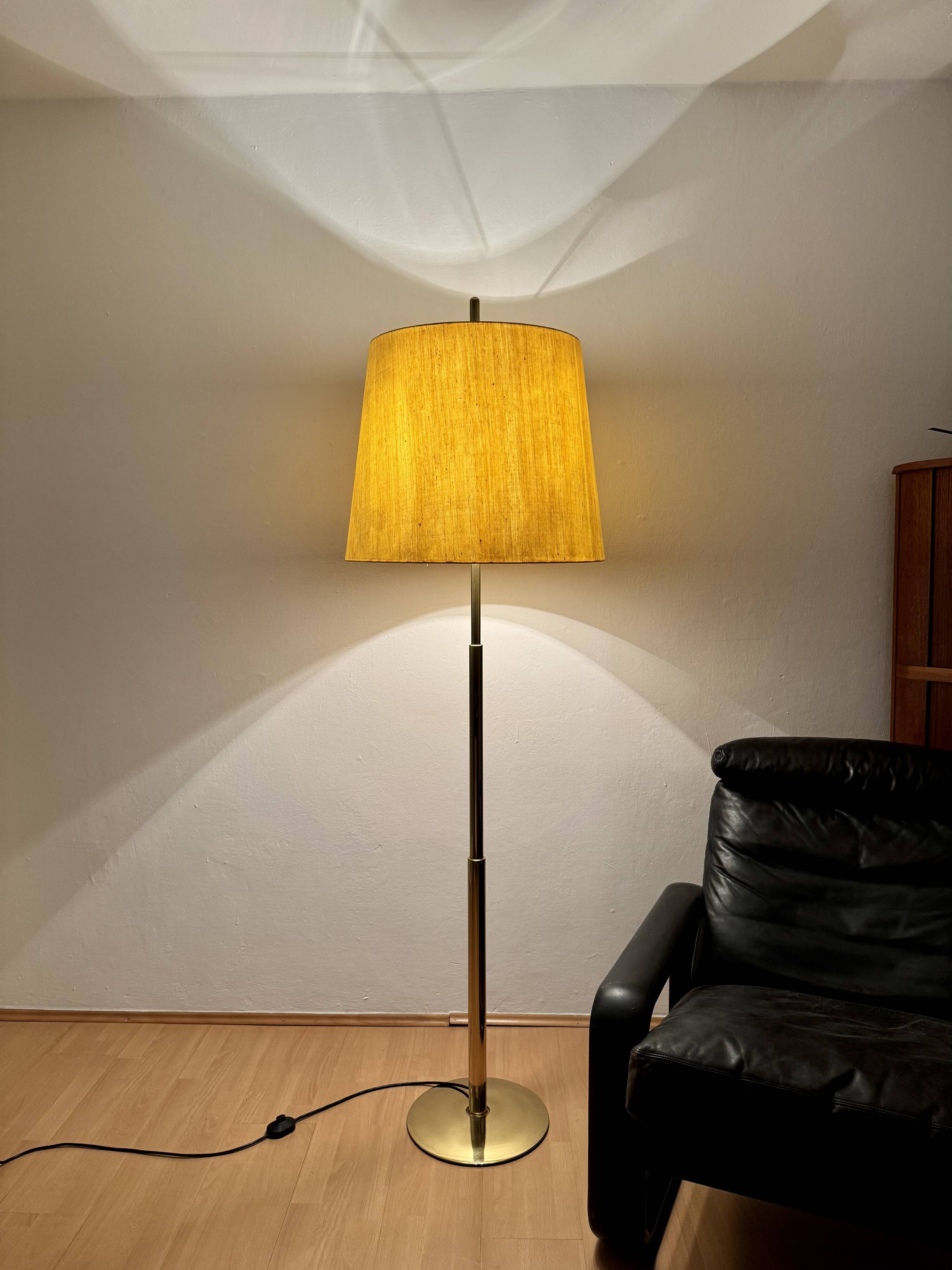 Lampadaire télescopique réglable en laiton par Ingo Maurer pour Design M