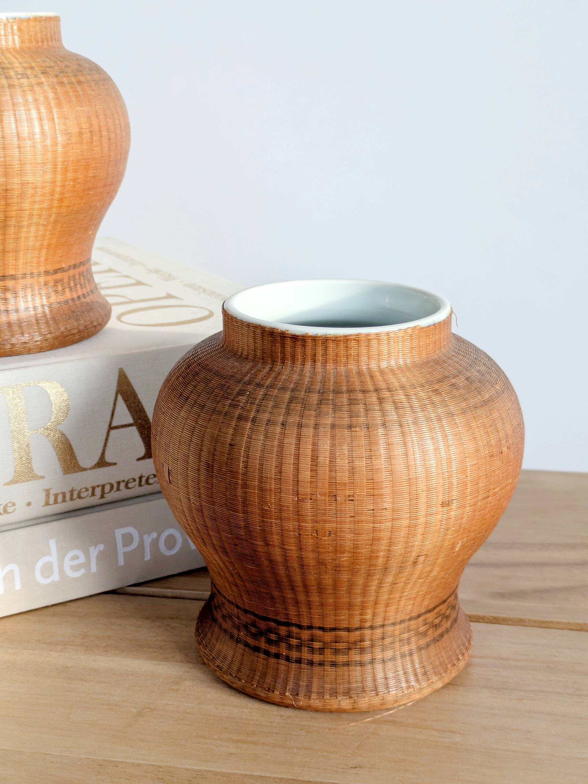 Pair of vintage Chinese vases in porcelain and woven bamboo.