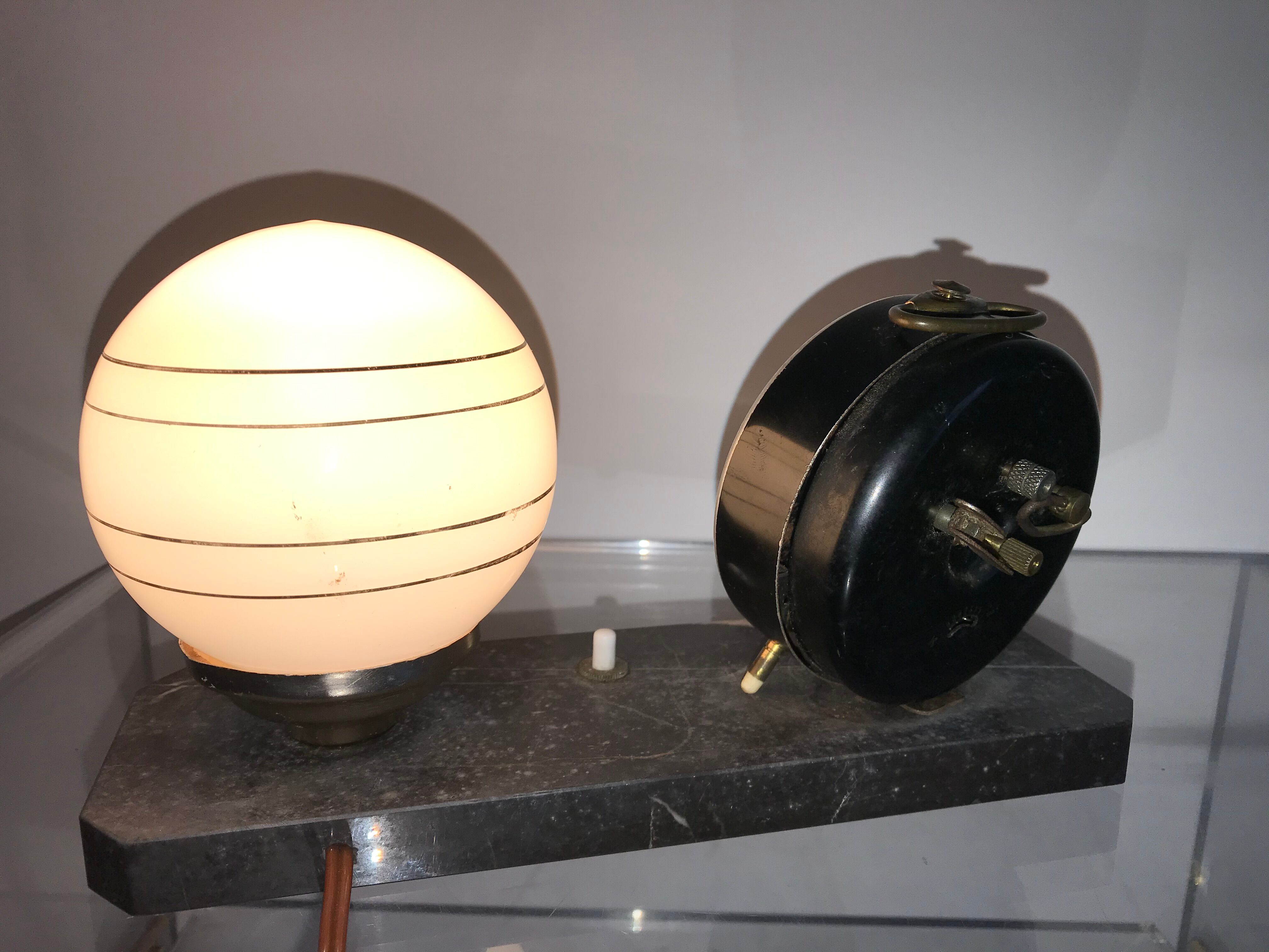 Lampe opaline sur marbre avec réveil Jaz