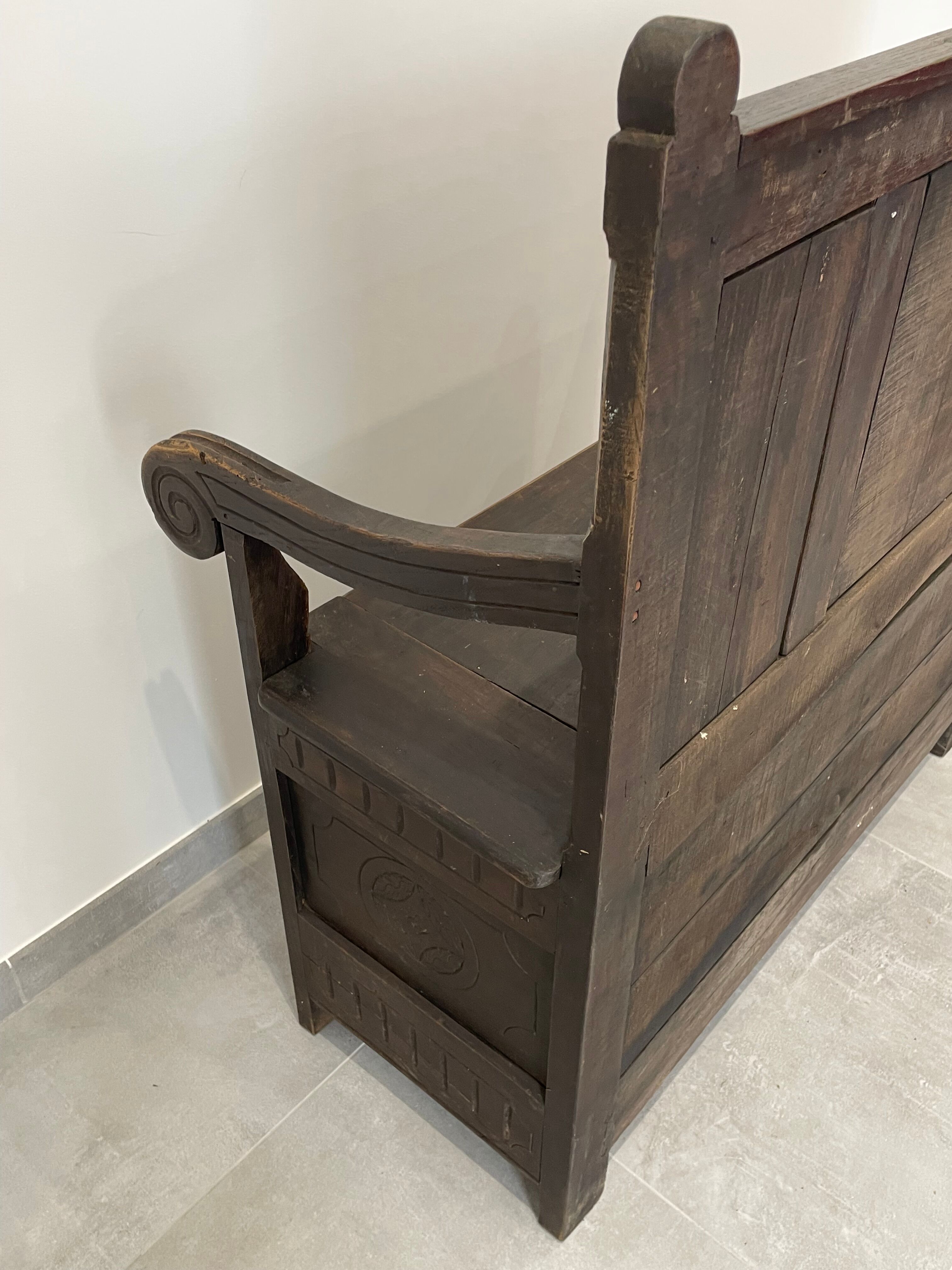 Chest bench in natural wood carved with Gothic motifs