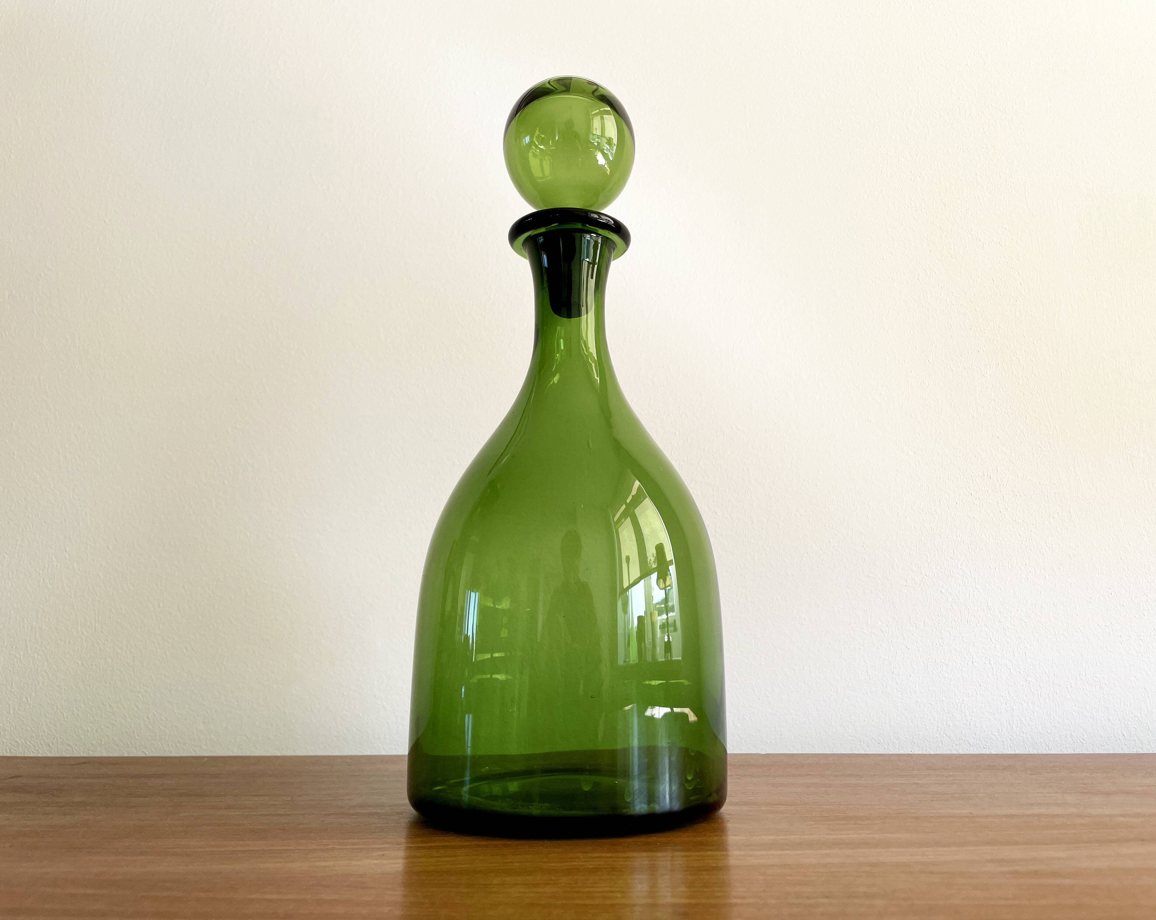 Bouteille à carafe en verre vert avec bouchon rond dans le style du verre Blenko ou Empoli