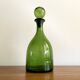 Bouteille à carafe en verre vert avec bouchon rond dans le style du verre Blenko ou Empoli