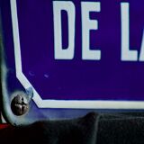 Ancienne plaque de rue émaillée et bombée "chemin de la rente", en parfait état, sur son support en fonte