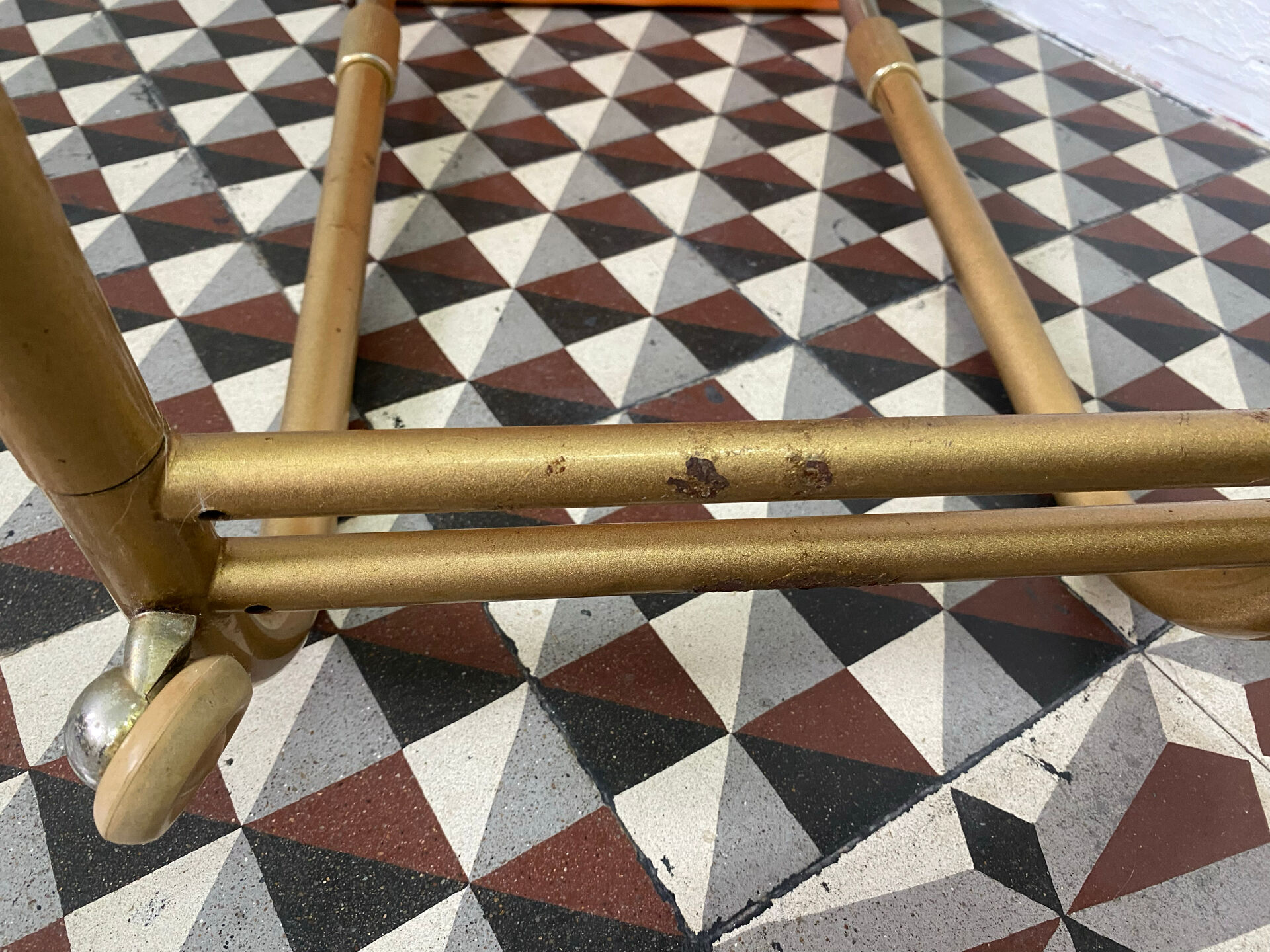 Table d’appoint vintage Werzalit – années 60/70 – plateau orange