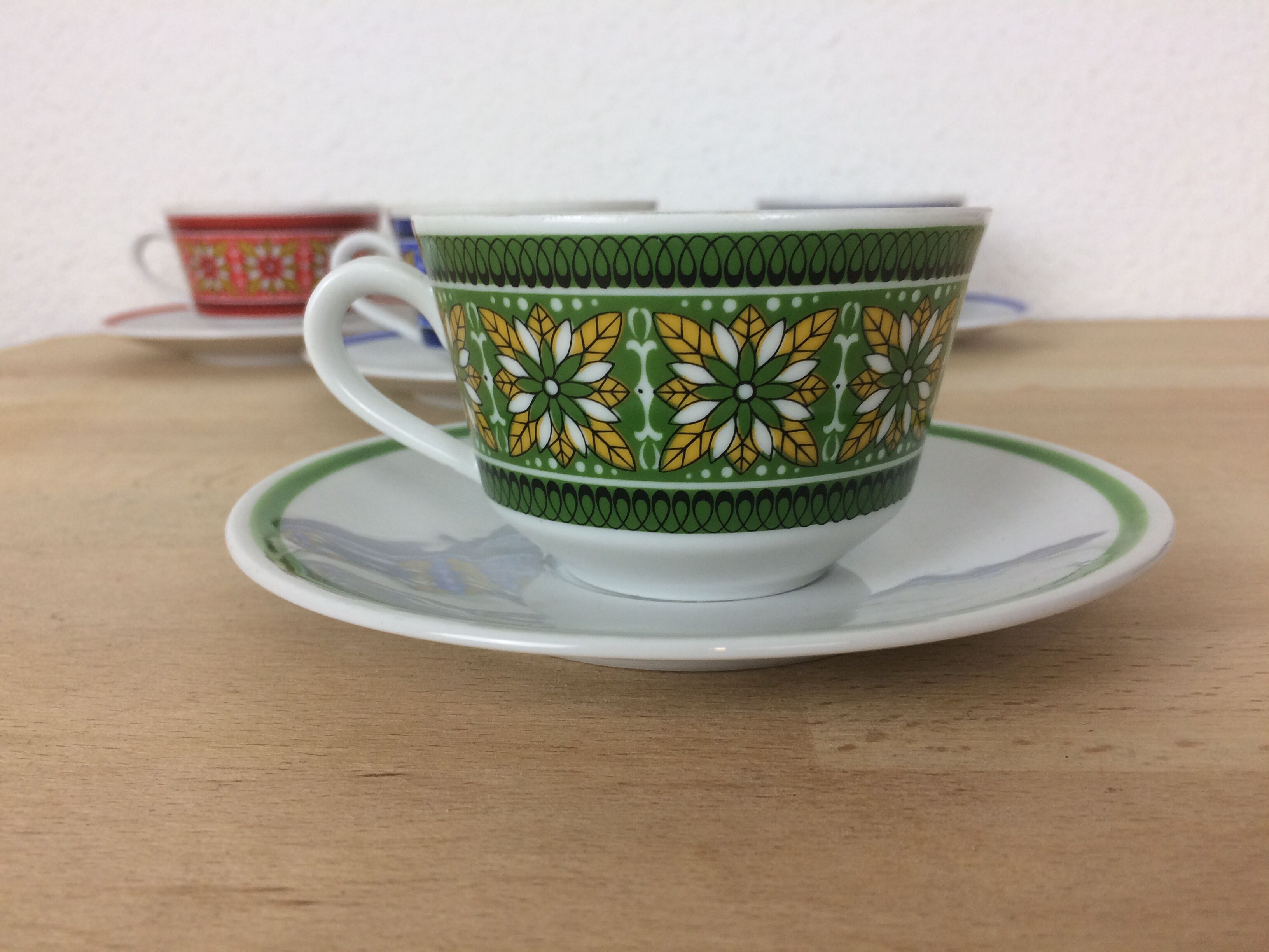 Set of 4 tea cups in colored porcelain