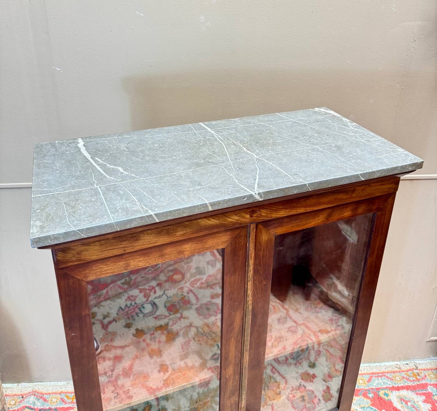 Display cabinet forming a mahogany card index from the restoration period
