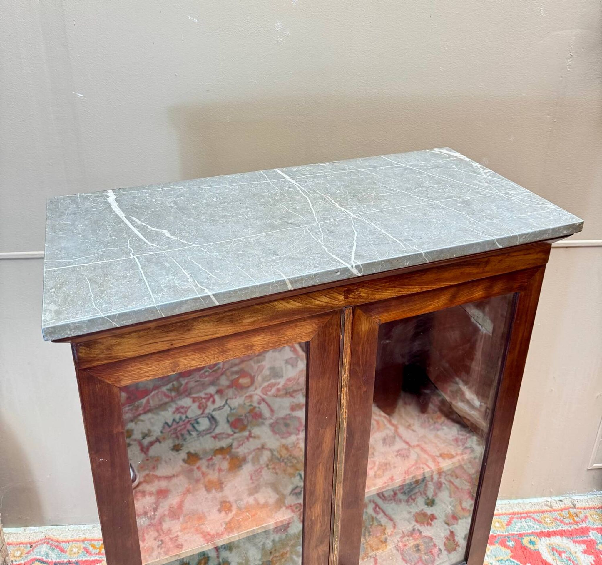 Bibliothèque vitrine formant cartonnier en acajou d’époque restauratio