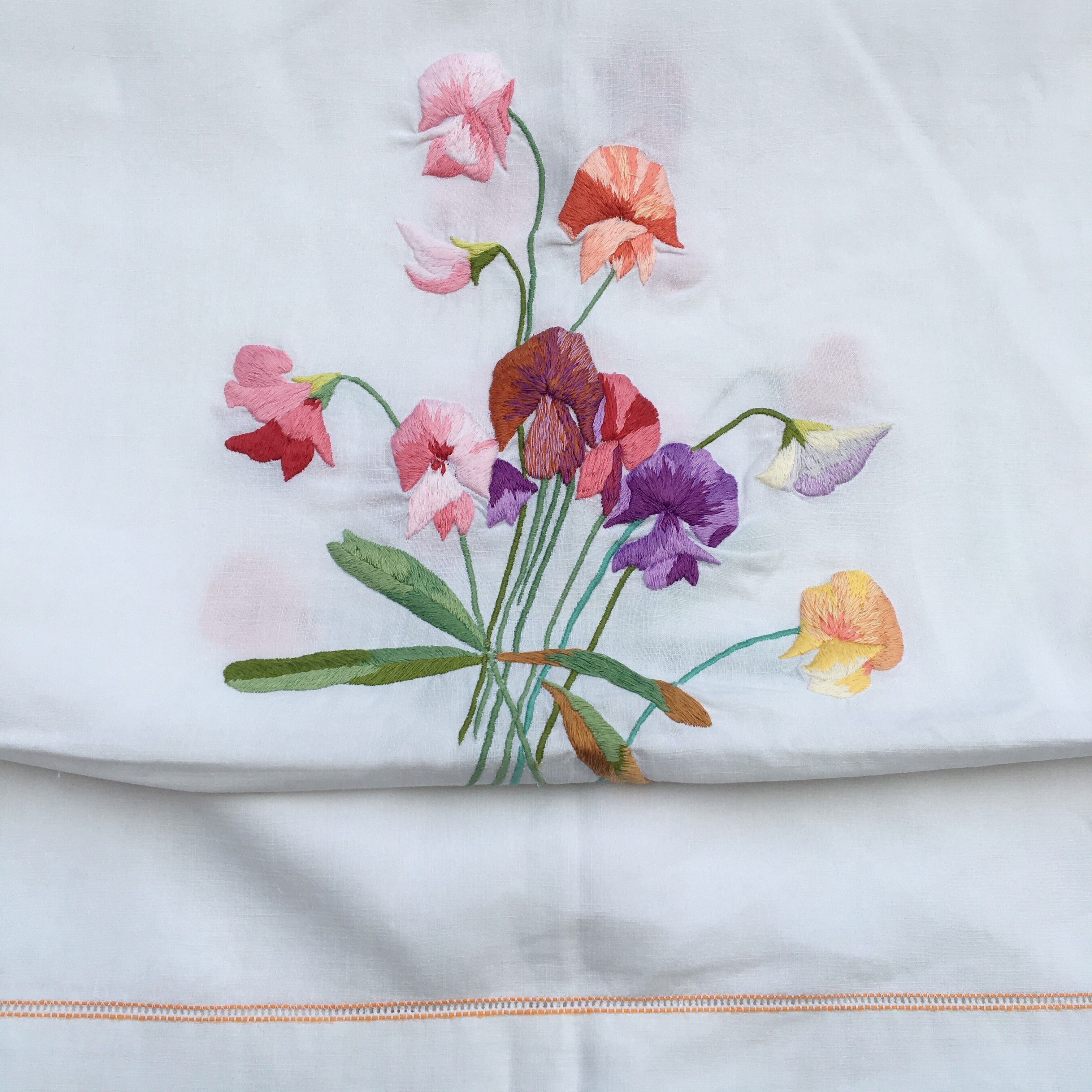 Rectangular tablecloth 160 x 240cm embroidered flowers "sweet peas"