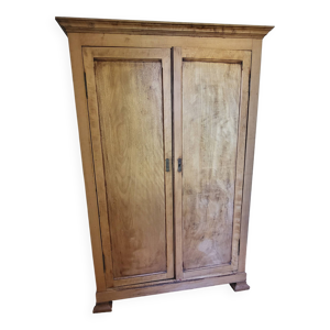 Armoire en bois clair