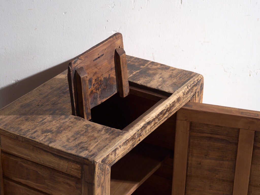 Low Shanxi cabinet in elm with carved door – China, circa 1930