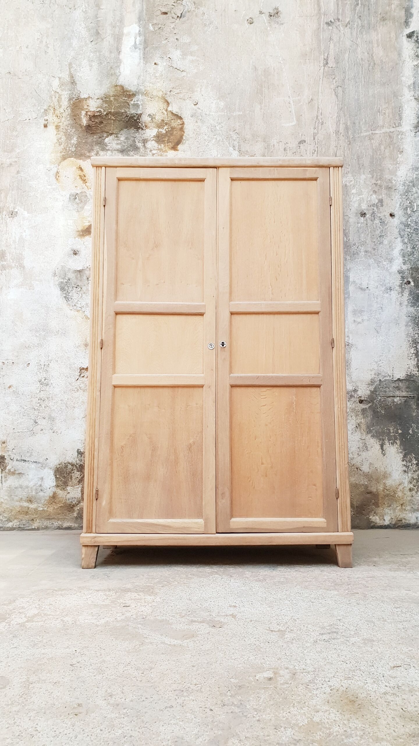 Armoire vintage