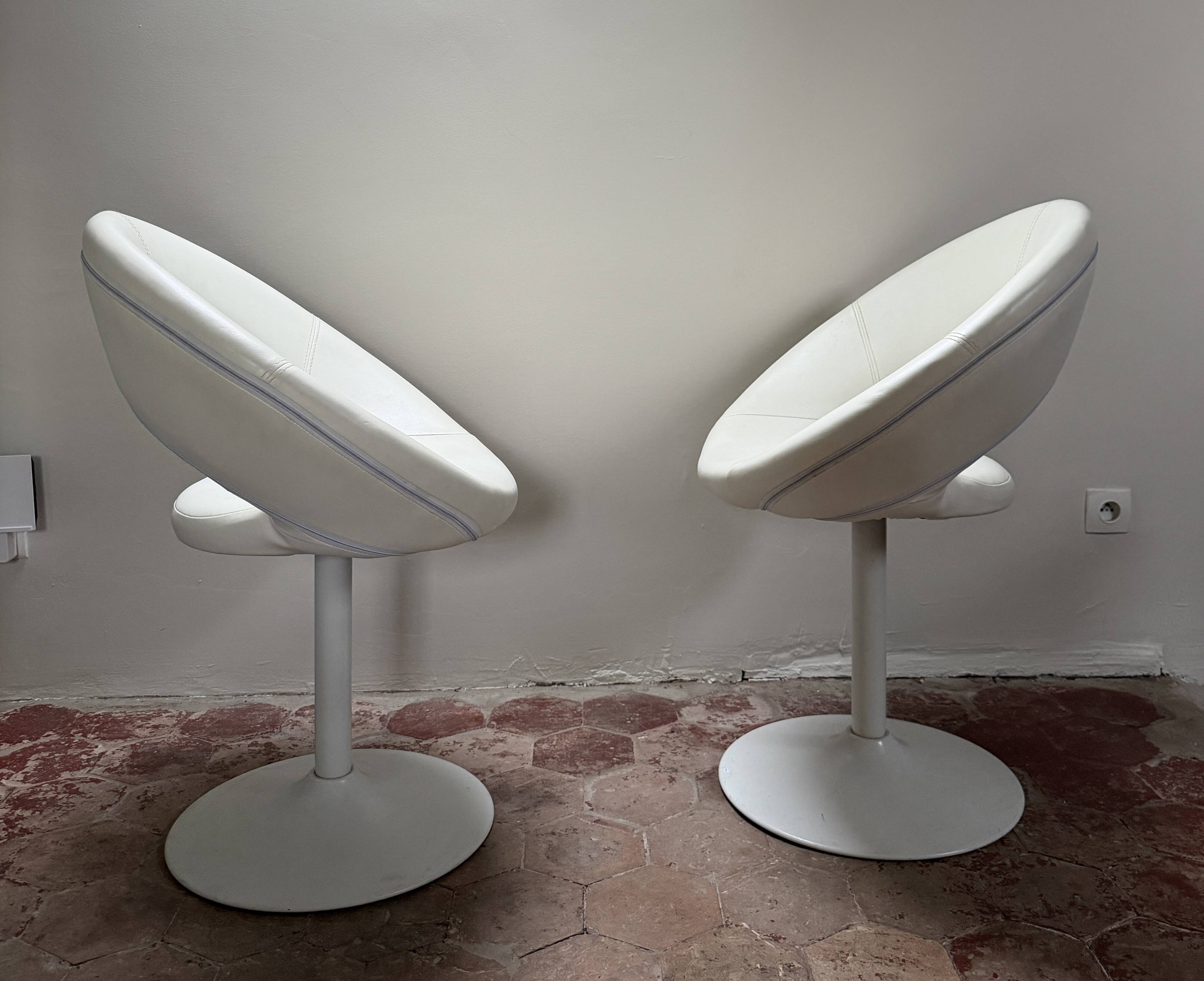 Pair of vintage white swivel armchairs in tulip style.