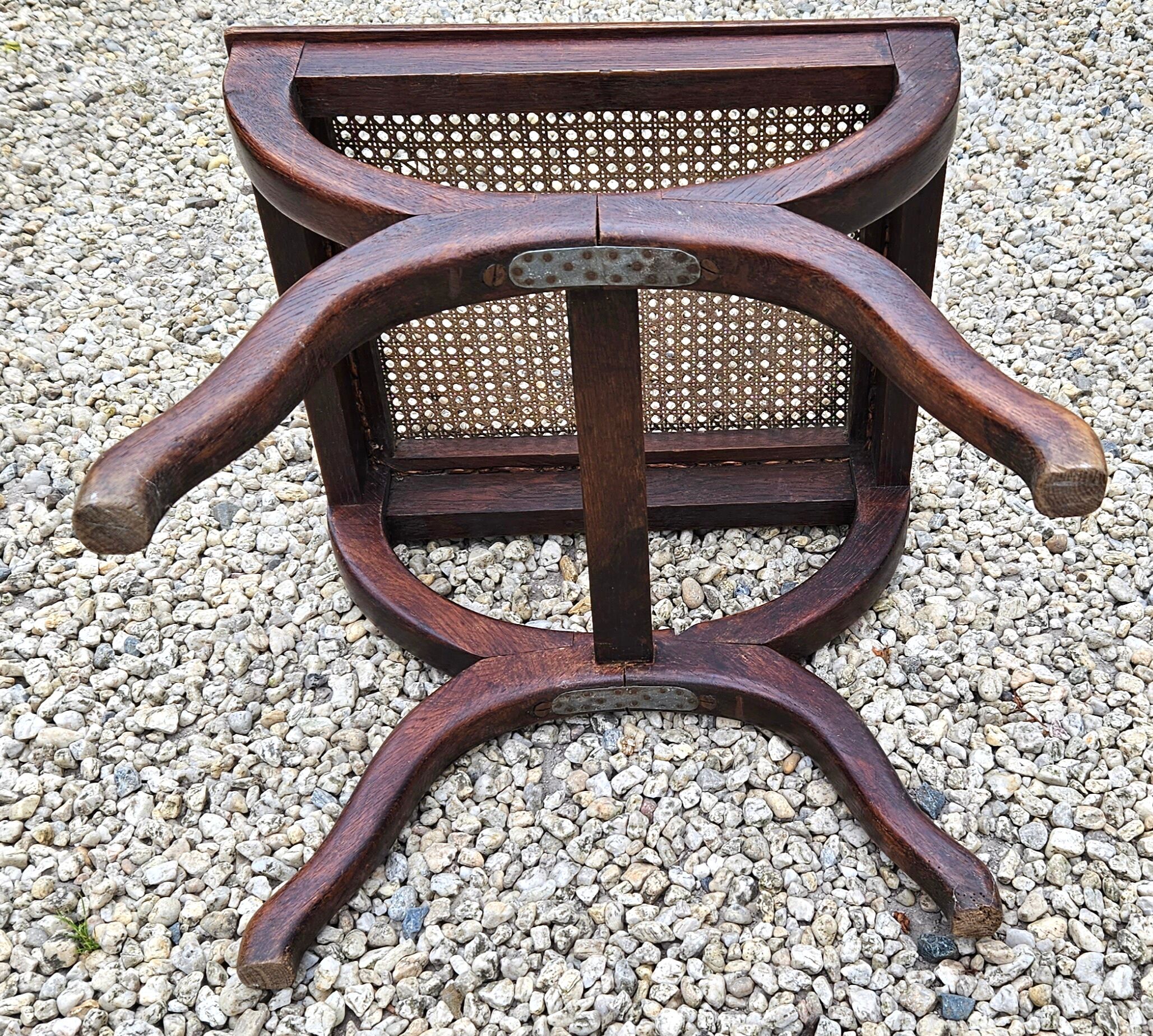 Cross-footed cane stool