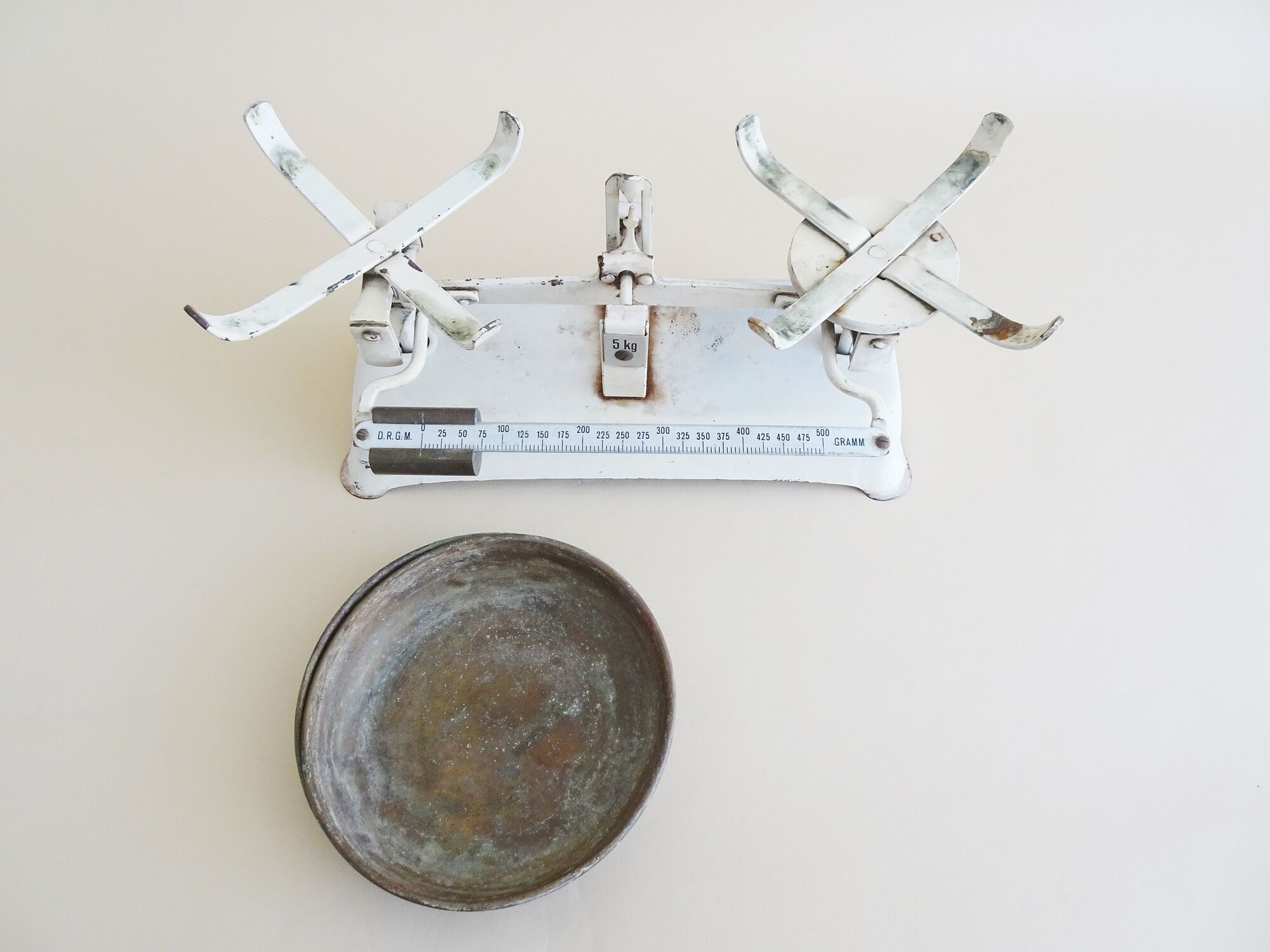 Antique kitchen scales from a record to five kilos, white beam scales with brass plates