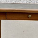 Desk XIXth Century, turned feet, walnut and leather