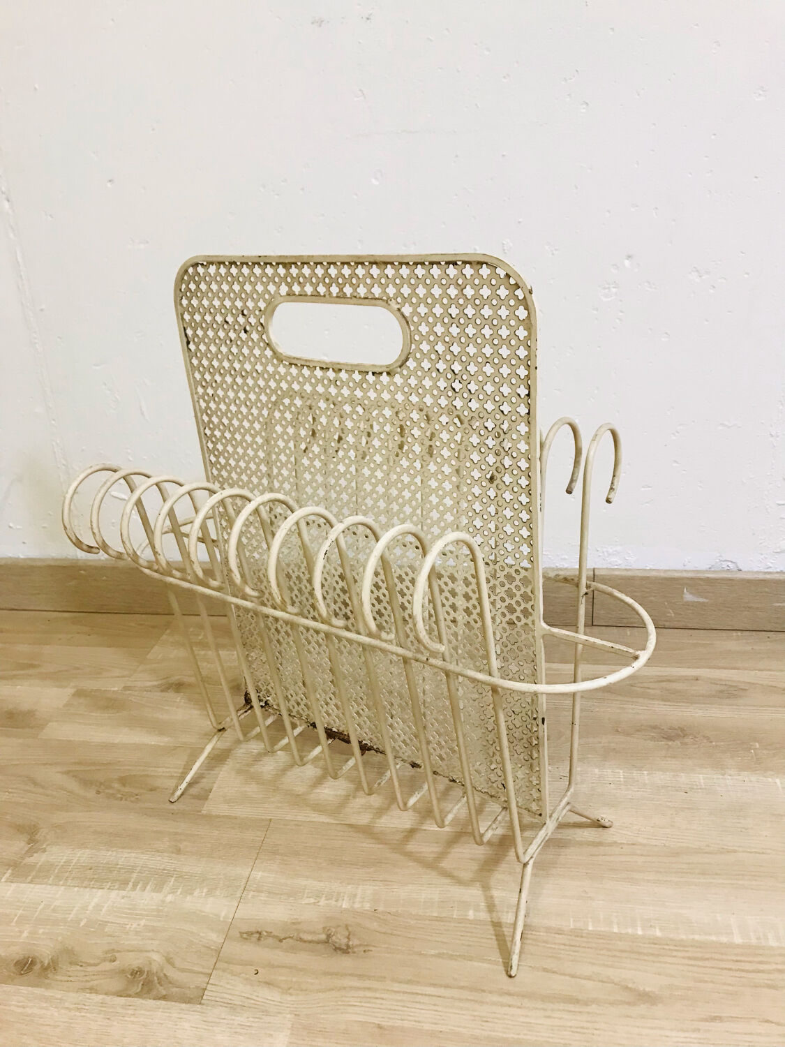 Mategot Mathieu Garlic Cap Magazine Rack