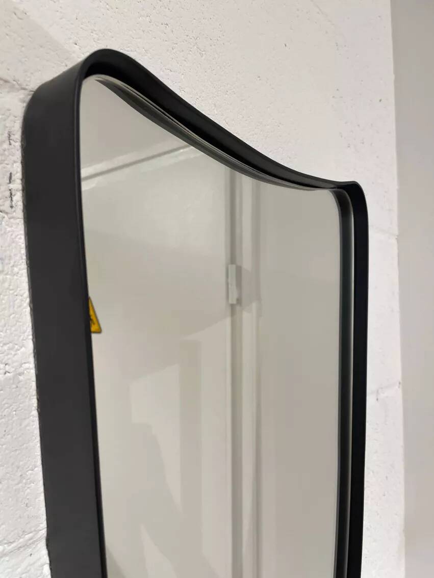Free-form rearview mirror in black metal