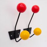 Paire de patères en métal noir et boules en bois rouge et jaune, années 1950