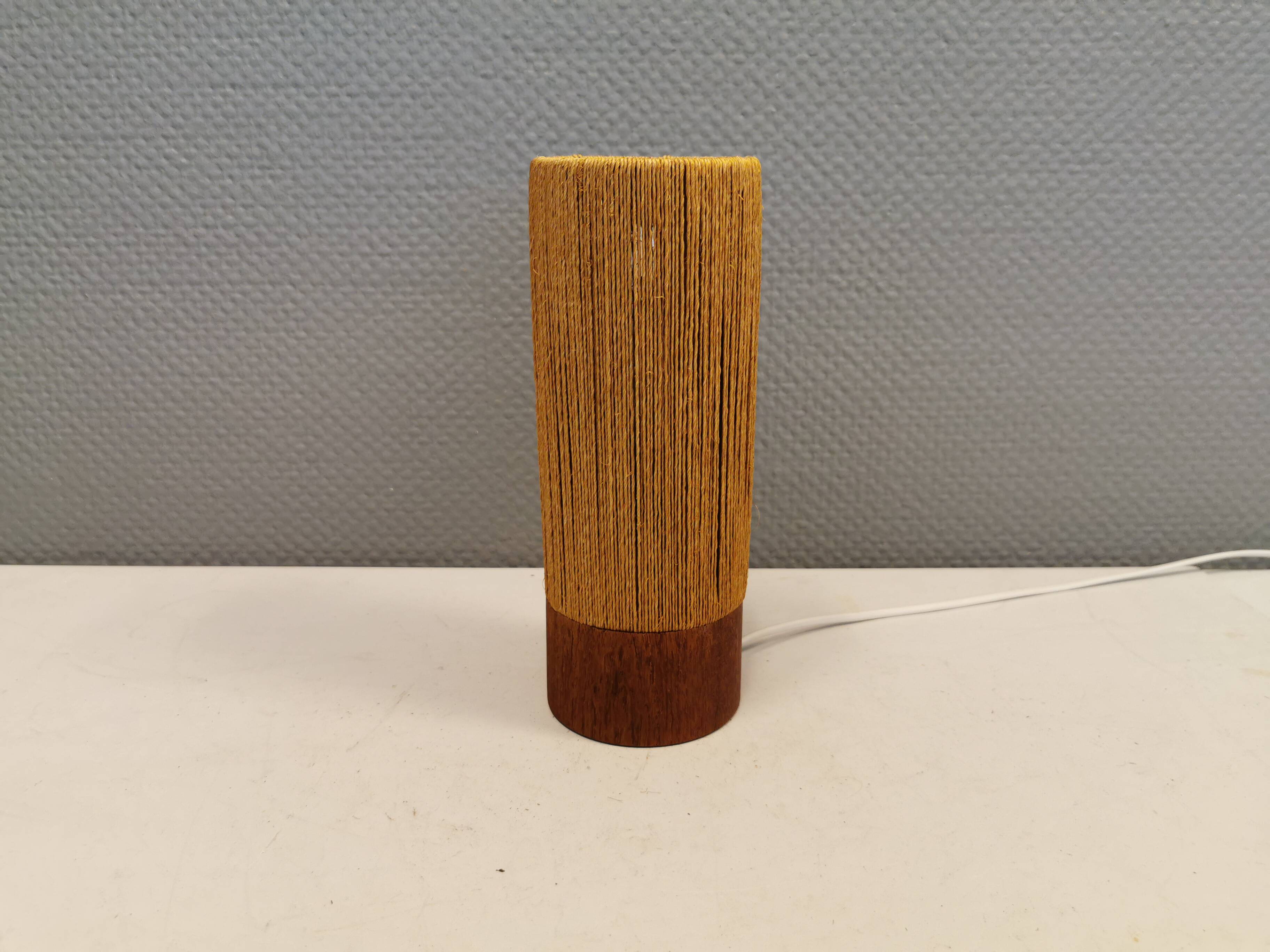 Beautiful cylindrical table lamp in wood and sisal, estimated 1960s-1970s