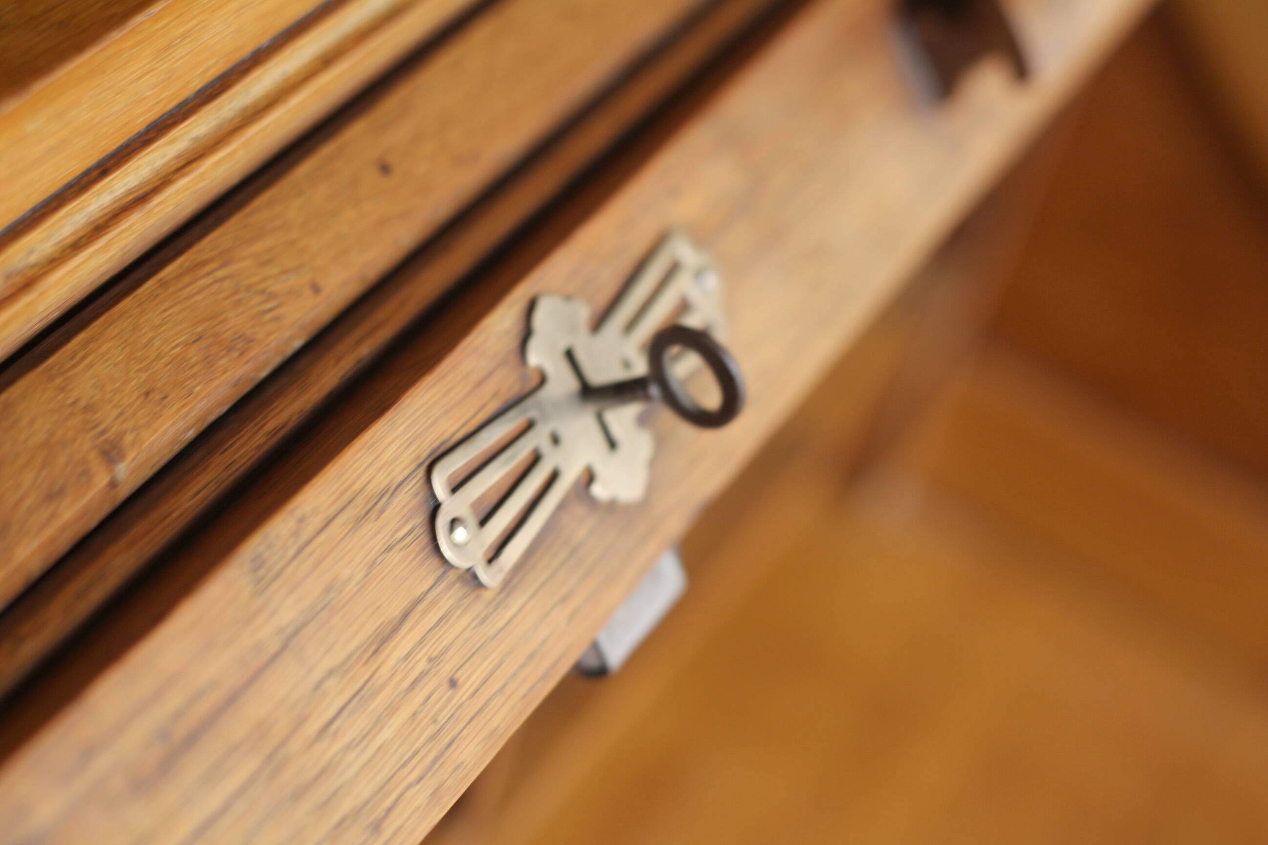 American desk with a single column in its original patina (1930s/40s).