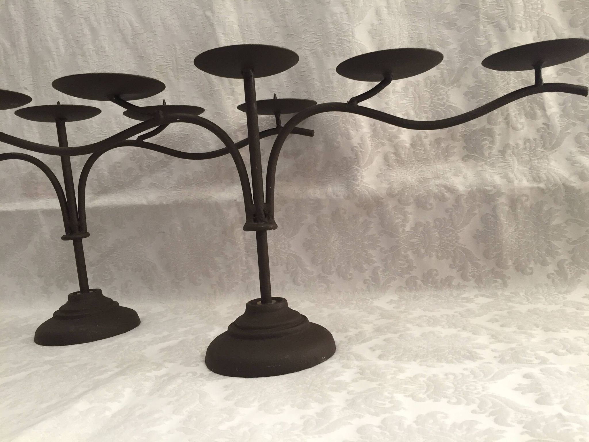 Paire de pique cierge porte bougies chandeliers candélabres bougeoirs fonte