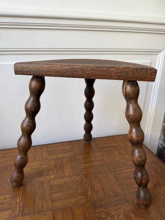 Tabouret de traite ancien style brutaliste tripode en bois tourné