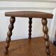 Tabouret de traite ancien style brutaliste tripode en bois tourné