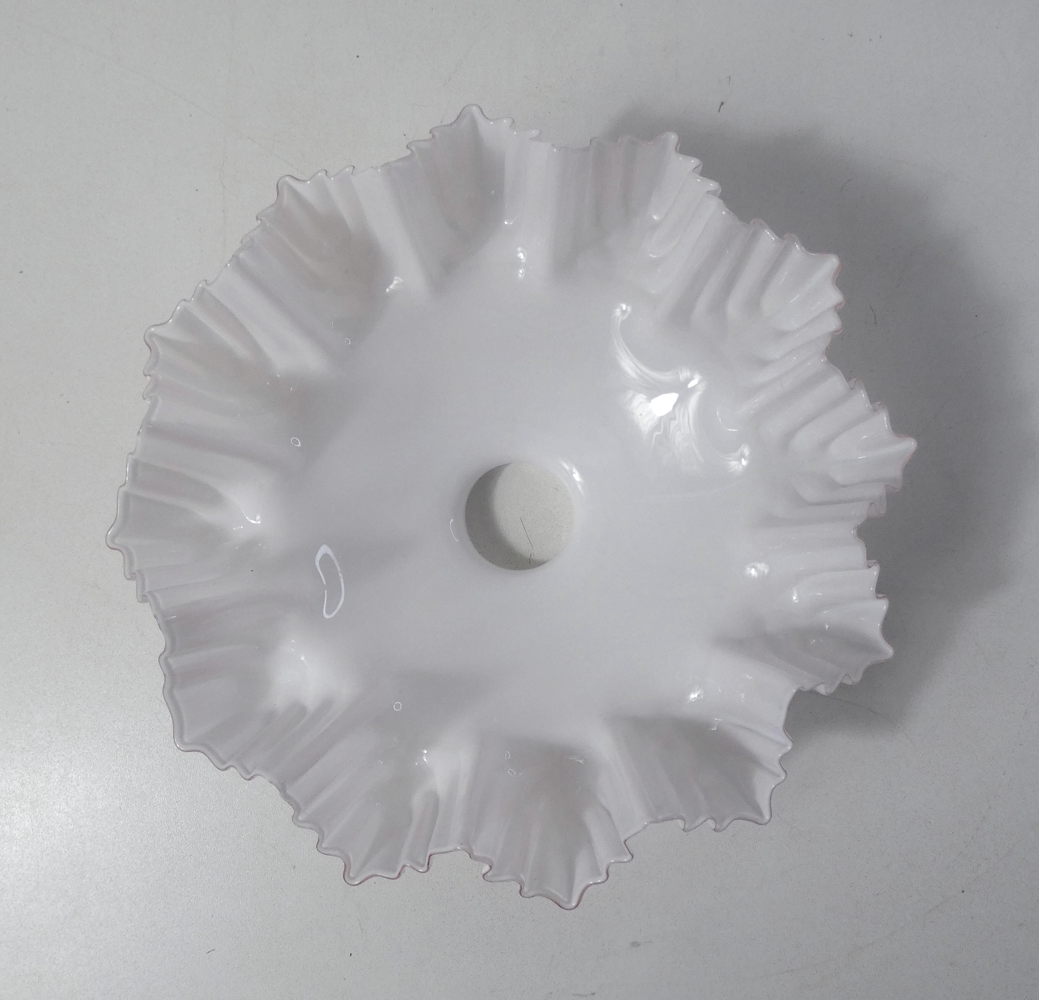 Abat jour en opaline rose poudré art déco